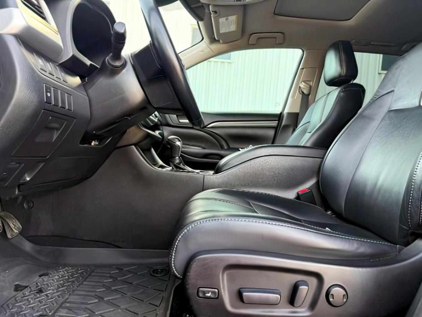 2018 Salsa Red Pearl /Black Toyota Highlander (5TDJZRFHXJS) with an 35L V-6 portdirect injection engine, Automatic transmission, located at 1175 N Woodruff Ave, Idaho Falls, ID, 83401, 43.506901, -111.999657 - At Timberline Auto, finding a great deal on your next vehicle is always easy! Our experienced sales staff's goal is to help find you the right vehicle at the right price! Our knowledgeable finance department has options for almost any credit score. We offer extended service contract options to prote - Photo#14