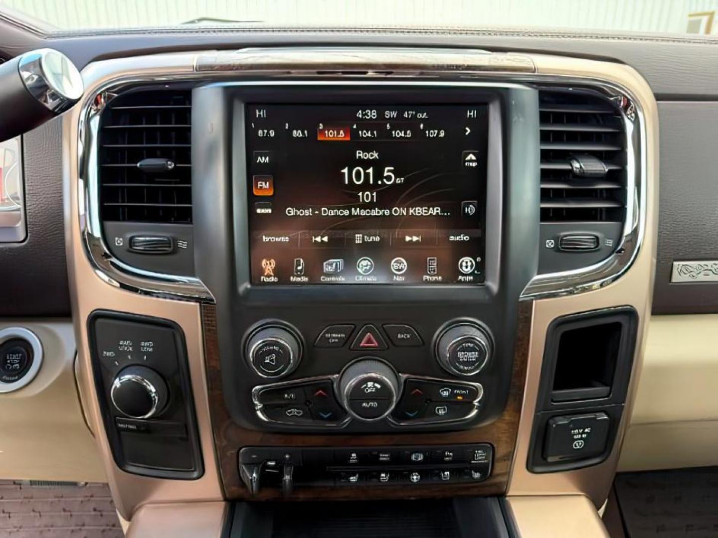 2013 Bright White Clearcoat /Light Frost Beige/Canyon Brown Ram 2500 (3C6UR5GL1DG) with an Cummins 67L I-6 diesel direct injection engine, Automatic transmission, located at 1175 N Woodruff Ave, Idaho Falls, ID, 83401, 43.506901, -111.999657 - At Timberline Auto, finding a great deal on your next vehicle is always easy! Our experienced sales staff's goal is to help find you the right vehicle at the right price! Our knowledgeable finance department has options for almost any credit score. We offer extended service contract options to prote - Photo#17