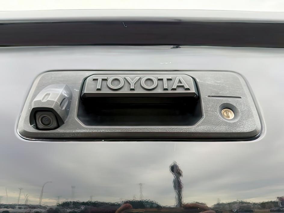 2018 BLACK /LEATHER Toyota Tundra (5TFAY5F14JX) with an I-FORCE 57L V-8 DOHC engine, Automatic transmission, located at 1175 N Woodruff Ave, Idaho Falls, ID, 83401, 43.506901, -111.999657 - At Timberline Auto, finding a great deal on your next vehicle is always easy! Our experienced sales staff's goal is to help find you the right vehicle at the right price! Our knowledgeable finance department has options for almost any credit score. We offer extended service contract options to prote- Photo#4
