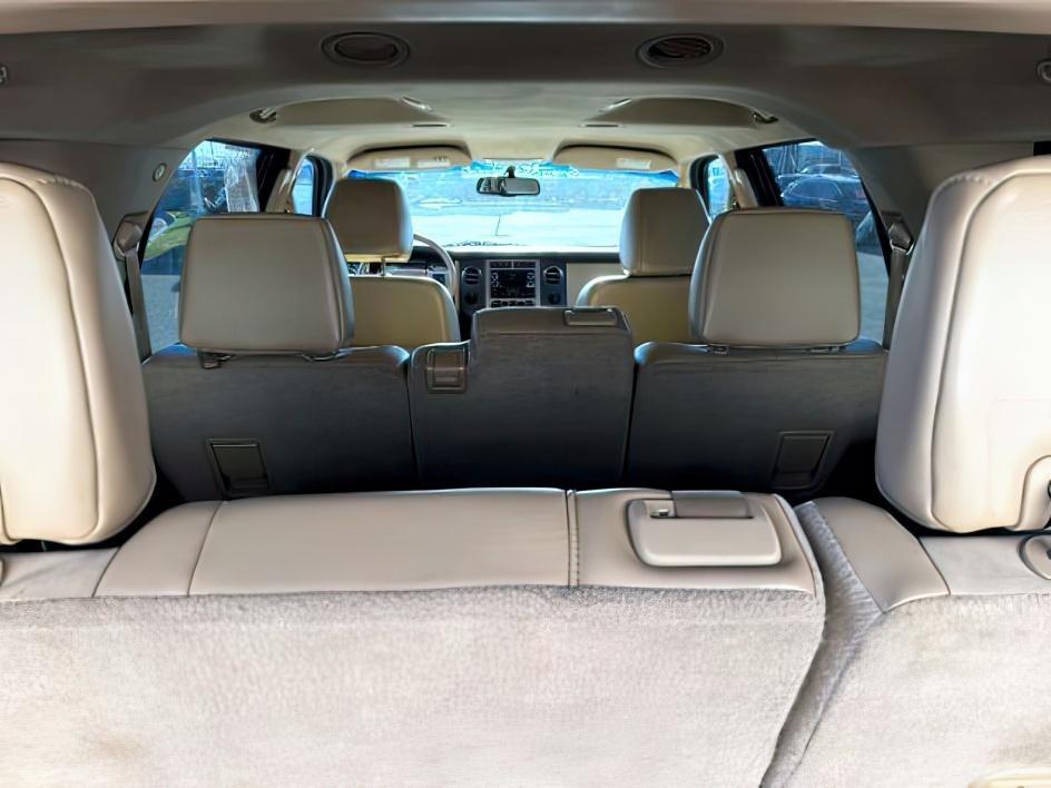 2009 RED /Charcoal Black Cloth Interior Ford Expedition XLT 4WD (1FMFU16509L) with an 5.4L V8 SOHC 16V engine, 6-Speed Automatic transmission, located at 1235 N Woodruff Ave., Idaho Falls, 83401, (208) 523-1053, 43.507172, -112.000488 - At Timberline Auto, finding a great deal on your next vehicle is always easy! Our experienced sales staff's goal is to help find you the right vehicle at the right price! Our knowledgeable finance department has options for almost any credit score. We offer extended service contract options to prote- Photo#4