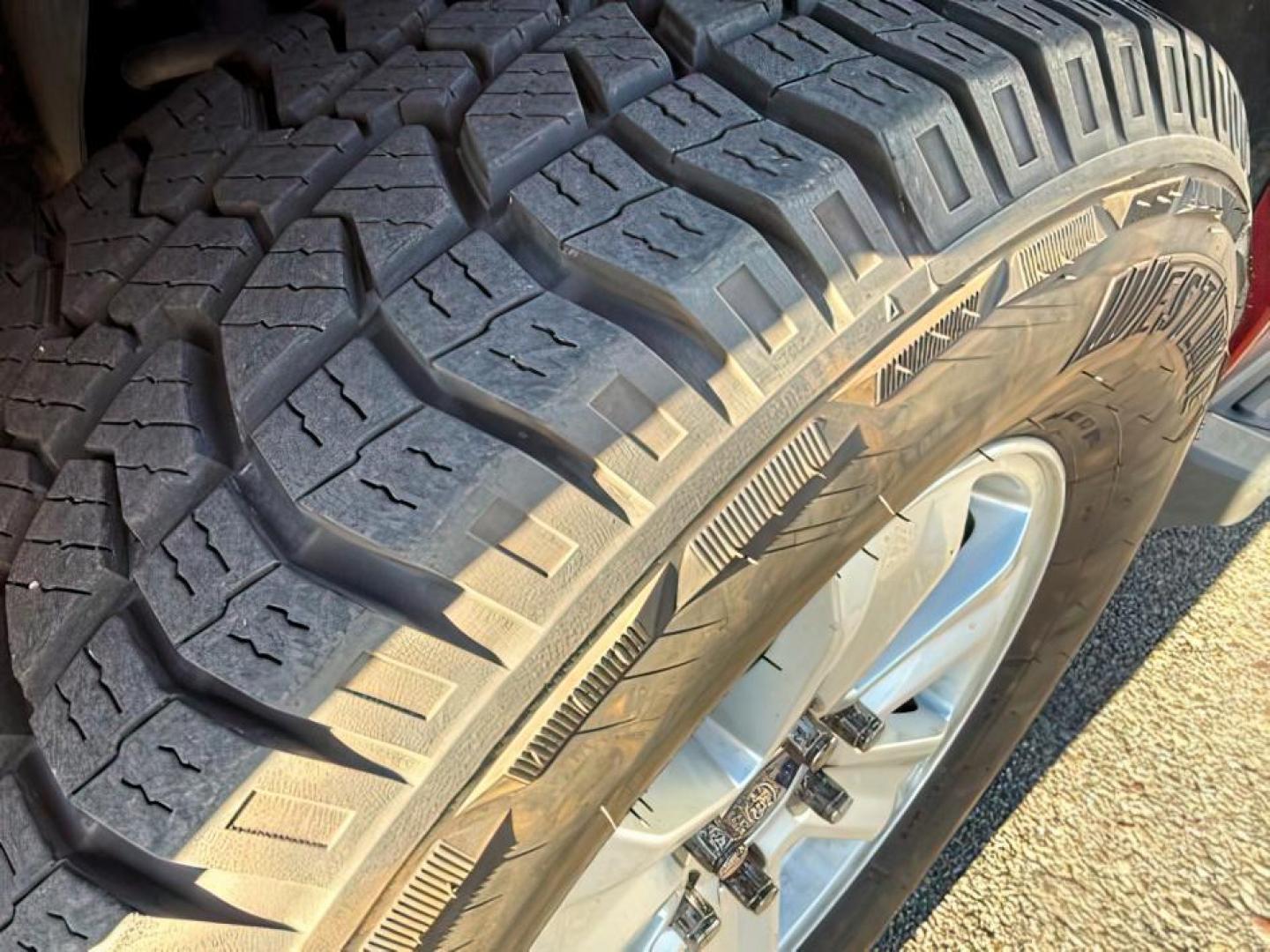 2009 RED /Charcoal Black Cloth Interior Ford Expedition (1FMFU16509L) with an 54L V8 SOHC 16V engine, Automatic transmission, located at 1175 N Woodruff Ave, Idaho Falls, ID, 83401, 43.506901, -111.999657 - At Timberline Auto, finding a great deal on your next vehicle is always easy! Our experienced sales staff's goal is to help find you the right vehicle at the right price! Our knowledgeable finance department has options for almost any credit score. We offer extended service contract options to prote - Photo#8