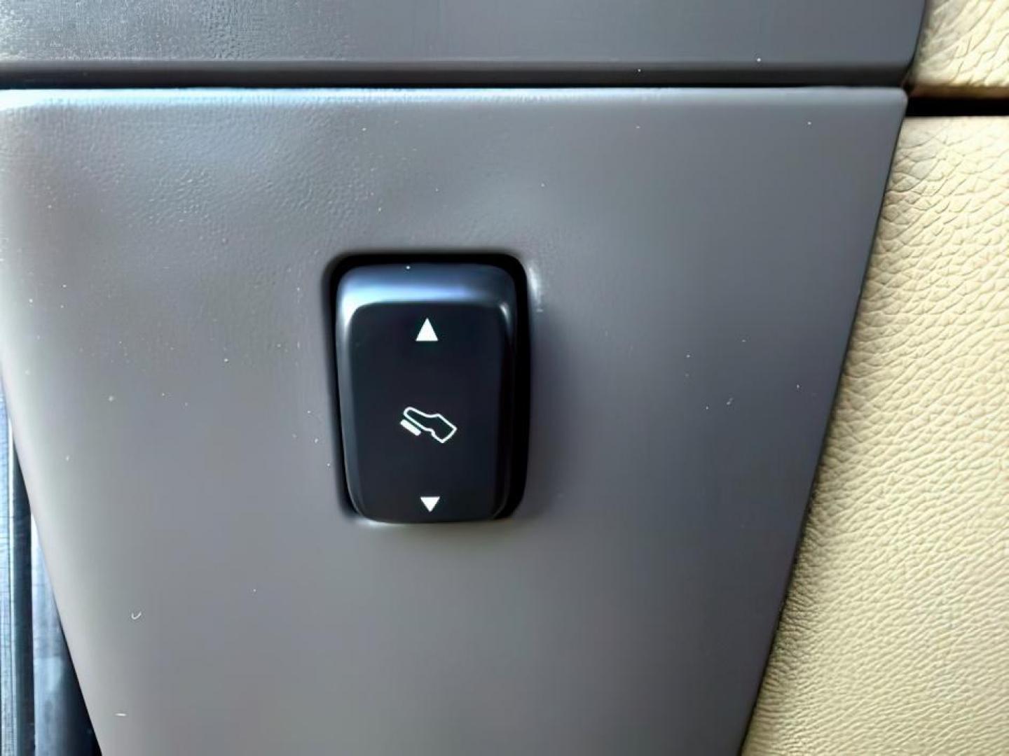 2009 RED /Charcoal Black Cloth Interior Ford Expedition (1FMFU16509L) with an 54L V8 SOHC 16V engine, Automatic transmission, located at 1175 N Woodruff Ave, Idaho Falls, ID, 83401, 43.506901, -111.999657 - At Timberline Auto, finding a great deal on your next vehicle is always easy! Our experienced sales staff's goal is to help find you the right vehicle at the right price! Our knowledgeable finance department has options for almost any credit score. We offer extended service contract options to prote - Photo#16