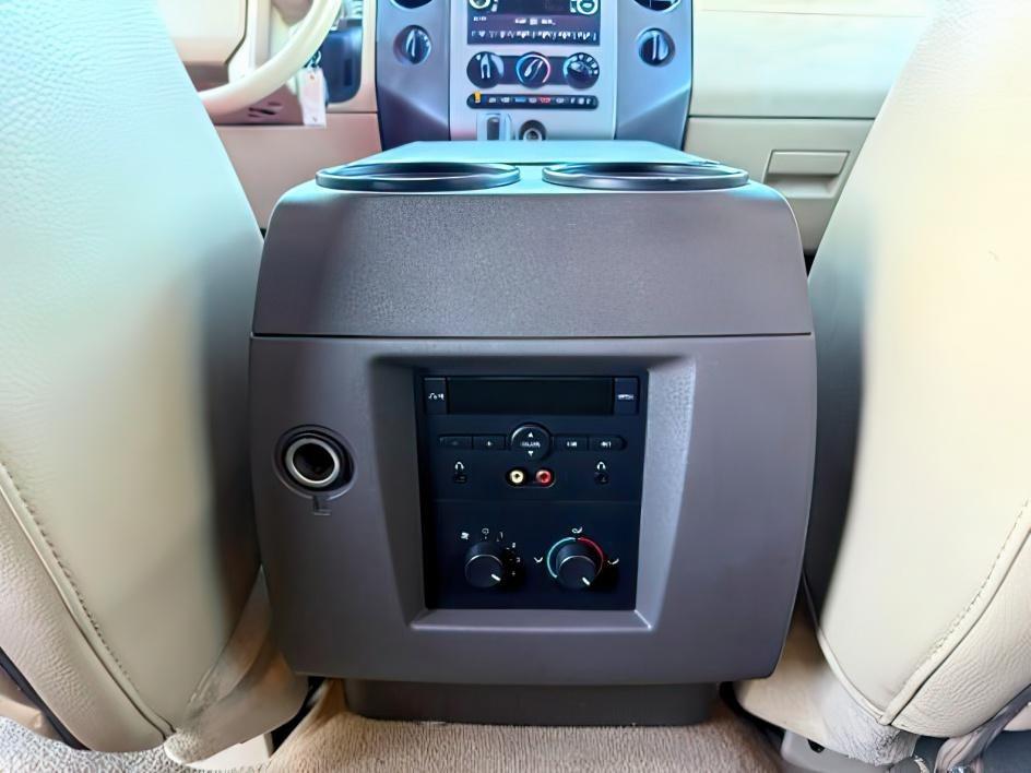 2009 RED /Charcoal Black Cloth Interior Ford Expedition XLT 4WD (1FMFU16509L) with an 5.4L V8 SOHC 16V engine, 6-Speed Automatic transmission, located at 1235 N Woodruff Ave., Idaho Falls, 83401, (208) 523-1053, 43.507172, -112.000488 - At Timberline Auto, finding a great deal on your next vehicle is always easy! Our experienced sales staff's goal is to help find you the right vehicle at the right price! Our knowledgeable finance department has options for almost any credit score. We offer extended service contract options to prote- Photo#20