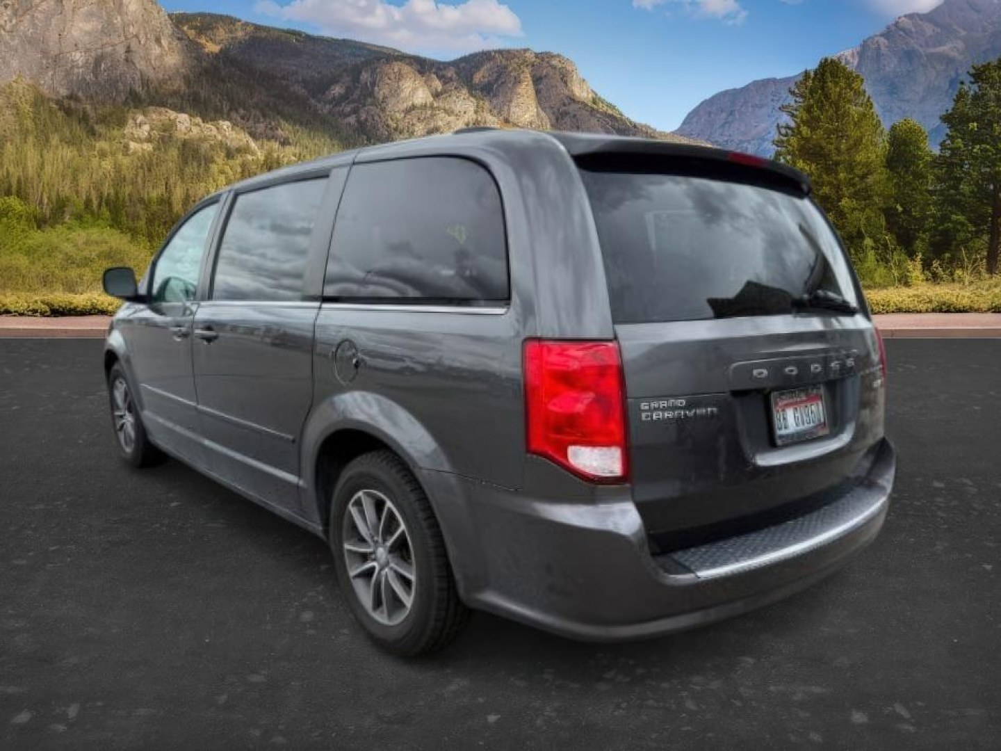 2016 GRAY /Black Dodge Grand Caravan (2C4RDGCG5GR) with an Pentastar 36L V-6 DOHC engine, Automatic transmission, located at 1175 N Woodruff Ave, Idaho Falls, ID, 83401, 43.506901, -111.999657 - At Timberline Auto, finding a great deal on your next vehicle is always easy! Our experienced sales staff's goal is to help find you the right vehicle at the right price! Our knowledgeable finance department has options for almost any credit score. We offer extended service contract options to prote - Photo#2