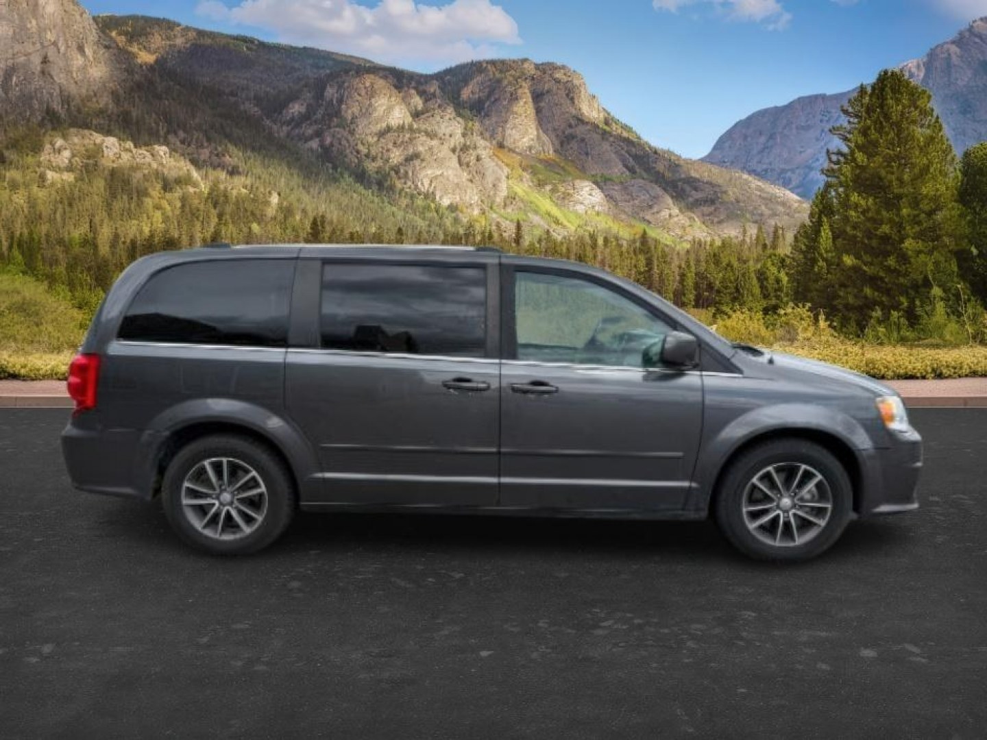 2016 GRAY /Black Dodge Grand Caravan (2C4RDGCG5GR) with an Pentastar 36L V-6 DOHC engine, Automatic transmission, located at 1175 N Woodruff Ave, Idaho Falls, ID, 83401, 43.506901, -111.999657 - At Timberline Auto, finding a great deal on your next vehicle is always easy! Our experienced sales staff's goal is to help find you the right vehicle at the right price! Our knowledgeable finance department has options for almost any credit score. We offer extended service contract options to prote - Photo#5