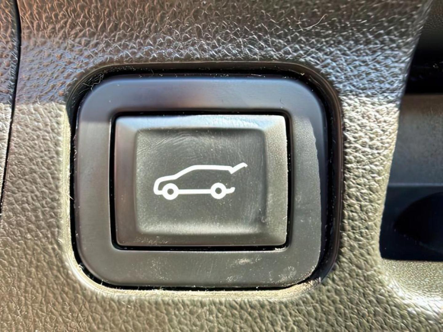 2017 BLACK /Jet Black GMC Acadia (1GKKNULS9HZ) with an 36L V-6 gasoline direct injection engine, Automatic transmission, located at 1175 N Woodruff Ave, Idaho Falls, ID, 83401, 43.506901, -111.999657 - At Timberline Auto, finding a great deal on your next vehicle is always easy! Our experienced sales staff's goal is to help find you the right vehicle at the right price! Our knowledgeable finance department has options for almost any credit score. We offer extended service contract options to prote - Photo#6