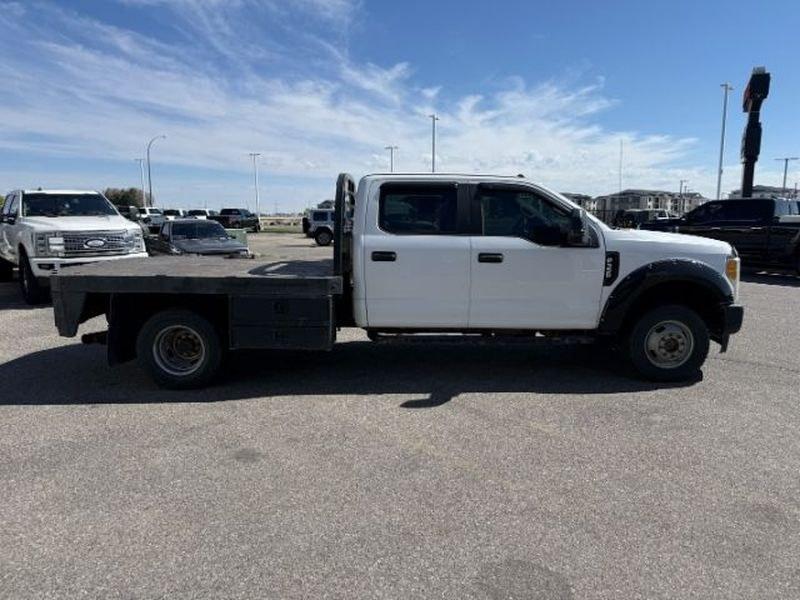 2017 Oxford White /Medium Earth Gray Ford F-350 XL (1FD8W3HT3HE) with an V8, 6.7L engine, 6-speed automatic transmission, located at 1175 N Woodruff Ave, Idaho Falls, ID, 83401, 43.506901, -111.999657 - <b>Vehicle Details</b><br>Looking for a powerful heavy-duty truck in Idaho Falls, ID? This 2017 Ford F-350 Super Duty XL Crew Cab Long Bed DRW 4WD is built to handle demanding jobs, weekend towing, and everyday driving with confidence. Equipped with a robust 6.7L V8 Power Stroke Diesel engine, 4WD,- Photo#5