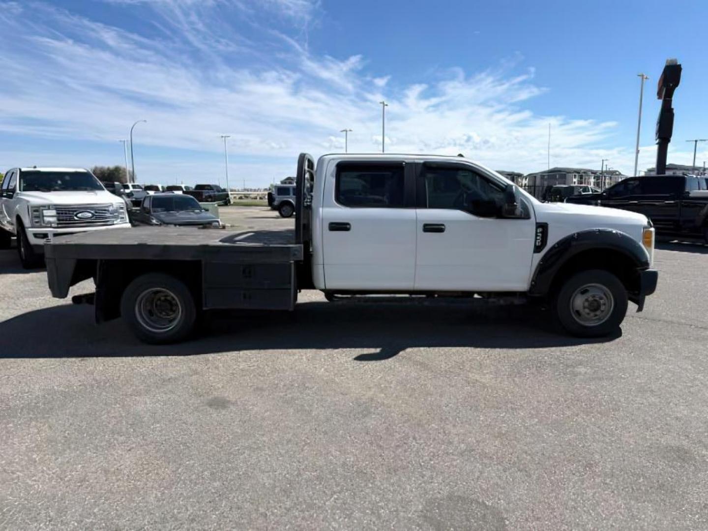2017 WHITE /VINYL Ford F-350 SD (1FD8W3HT3HE) with an 67L engine, Automatic transmission, located at 1175 N Woodruff Ave, Idaho Falls, ID, 83401, 43.506901, -111.999657 - At Timberline Auto, finding a great deal on your next vehicle is always easy! Our experienced sales staff's goal is to help find you the right vehicle at the right price! Our knowledgeable finance department has options for almost any credit score. We offer extended service contract options to prote - Photo#5