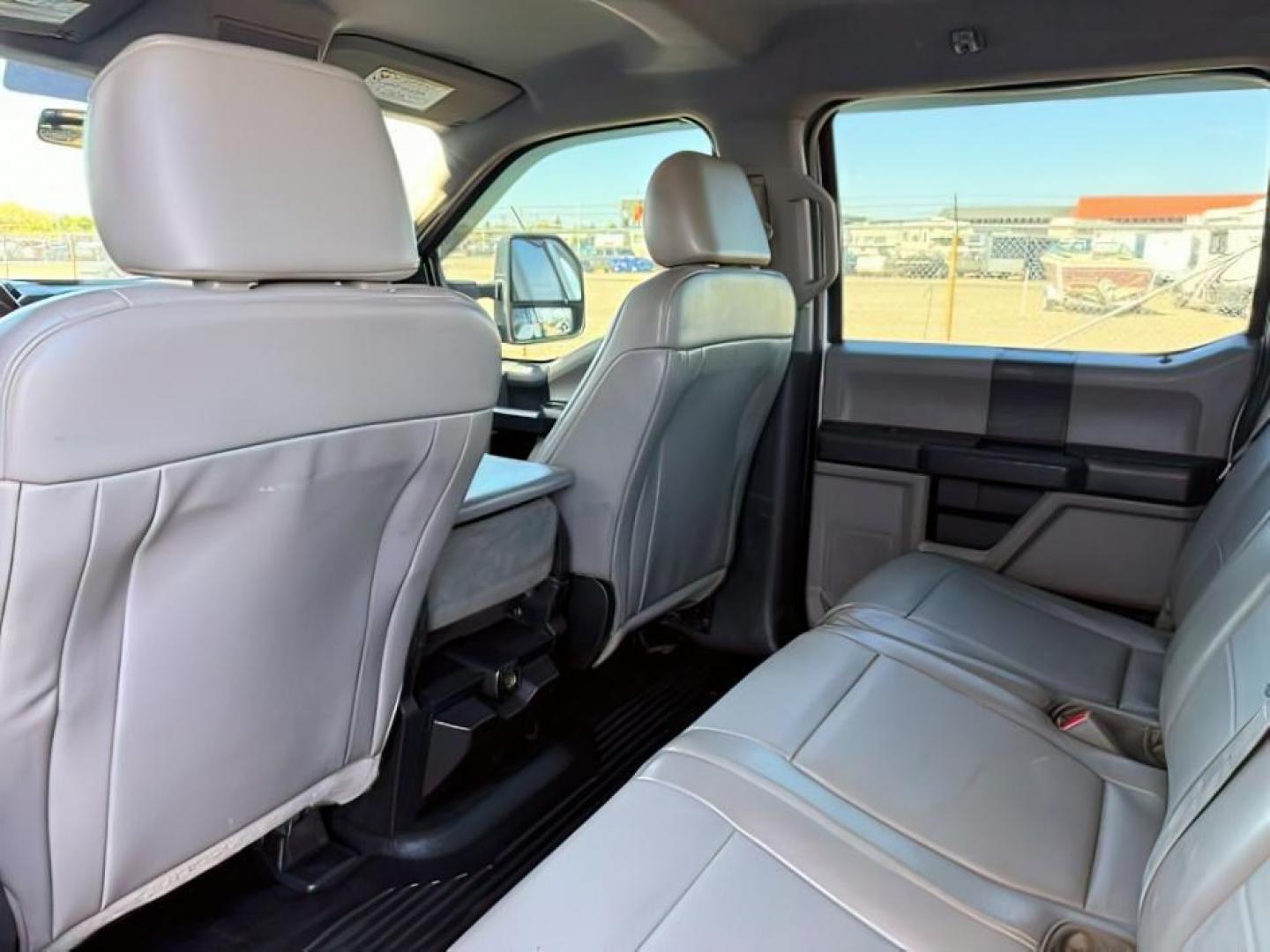 2017 WHITE /VINYL Ford F-350 SD (1FD8W3HT3HE) with an 67L engine, Automatic transmission, located at 1175 N Woodruff Ave, Idaho Falls, ID, 83401, 43.506901, -111.999657 - At Timberline Auto, finding a great deal on your next vehicle is always easy! Our experienced sales staff's goal is to help find you the right vehicle at the right price! Our knowledgeable finance department has options for almost any credit score. We offer extended service contract options to prote - Photo#21