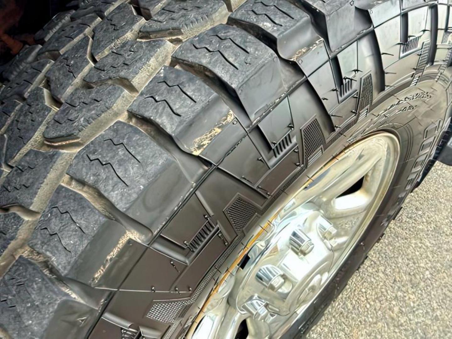 2015 Bright White Clearcoat /Diesel Gray/Black Ram 2500 SLT (3C6UR5DJ5FG) with an HEMI 6.4L V-8 VVT variable valve control engine, AUTOMATIC transmission, located at 1235 N Woodruff Ave., Idaho Falls, 83401, (208) 523-1053, 43.507172, -112.000488 - At Timberline Auto, finding a great deal on your next vehicle is always easy! Our experienced sales staff's goal is to help find you the right vehicle at the right price! Our knowledgeable finance department has options for almost any credit score. We offer extended service contract options to prote - Photo#9