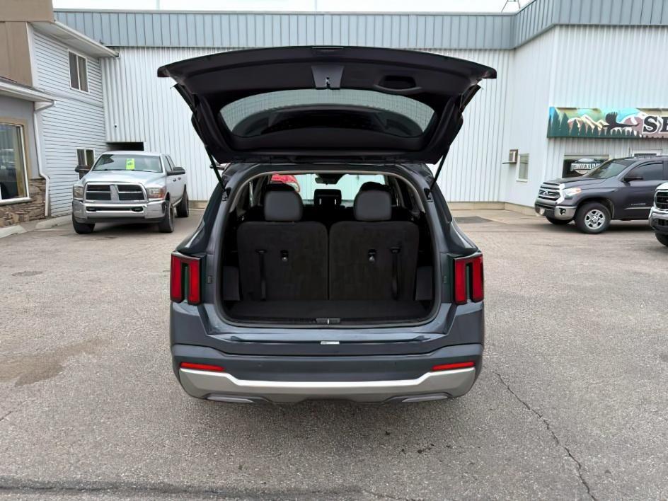 2024 GRAY /Black KIA Sorento (5XYRLDJC9RG) with an 25L I-4 portdirect injection engine, Automatic transmission, located at 1175 N Woodruff Ave, Idaho Falls, ID, 83401, 43.506901, -111.999657 - 2024 Kia Sorento AWD powered by a 2.5L 4-cylinder engine paired with an 8-speed automatic transmission. Midsize SUV offering solid everyday performance, smooth shifting, and all-weather traction for Idaho driving conditions. Features include touchscreen infotainment, Bluetooth connectivity, Apple Ca- Photo#5