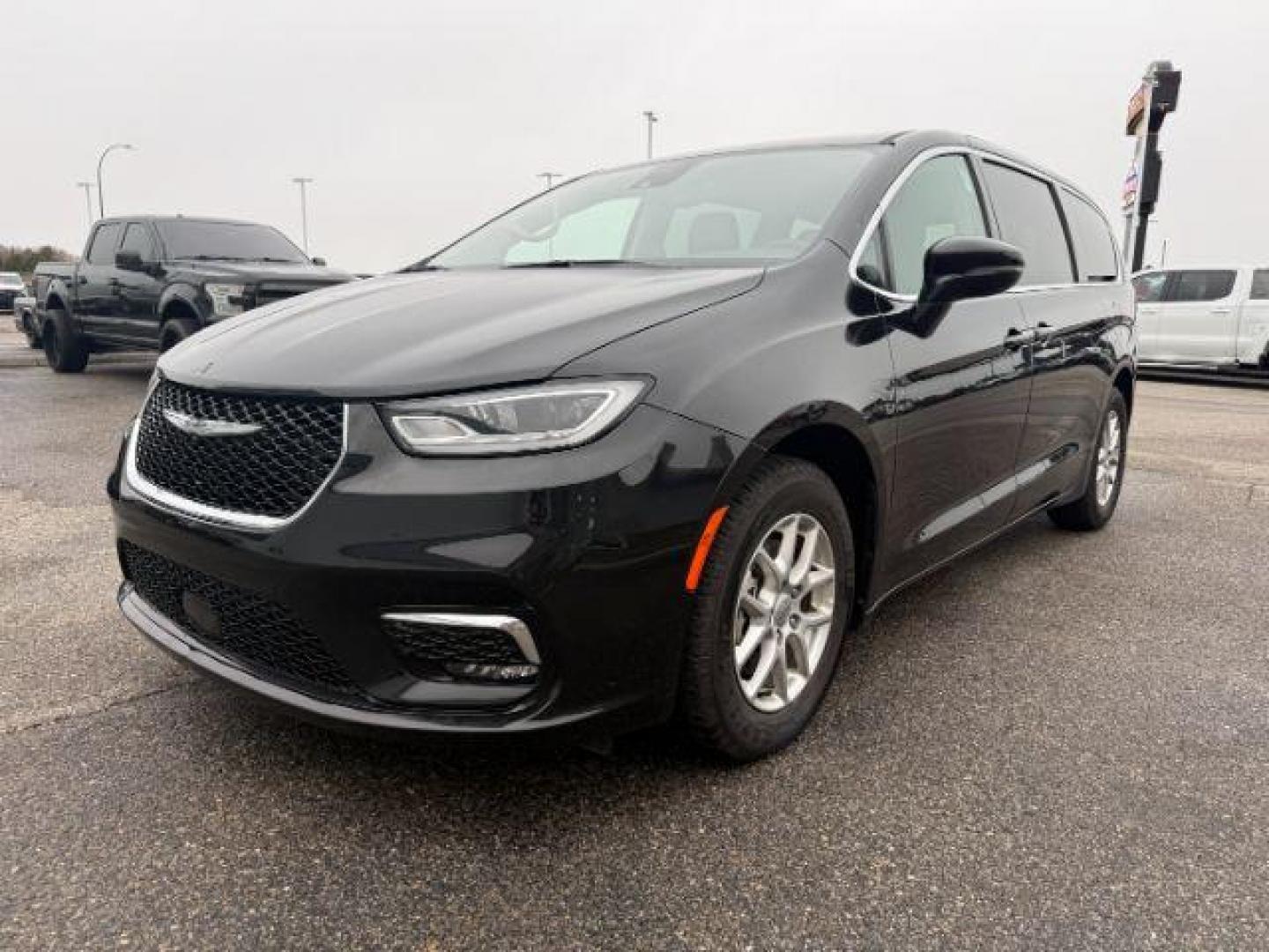 2024 BLACK /Black/Alloy/Black Chrysler Pacifica (2C4RC1BG9RR) with an Pentastar 36L V-6 DOHC engine, Automatic transmission, located at 1175 N Woodruff Ave, Idaho Falls, ID, 83401, 43.506901, -111.999657 - At Timberline Auto, finding a great deal on your next vehicle is always easy! Our experienced sales staff's goal is to help find you the right vehicle at the right price! Our knowledgeable finance department has options for almost any credit score. We offer extended service contract options to prote - Photo#27