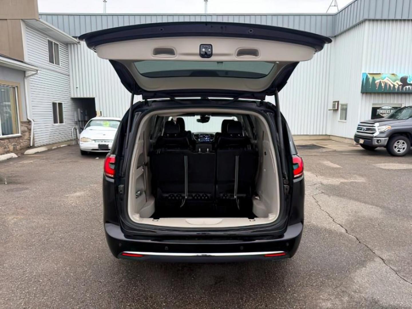 2024 BLACK /Black/Alloy/Black Chrysler Pacifica (2C4RC1BG9RR) with an Pentastar 36L V-6 DOHC engine, Automatic transmission, located at 1175 N Woodruff Ave, Idaho Falls, ID, 83401, 43.506901, -111.999657 - At Timberline Auto, finding a great deal on your next vehicle is always easy! Our experienced sales staff's goal is to help find you the right vehicle at the right price! Our knowledgeable finance department has options for almost any credit score. We offer extended service contract options to prote - Photo#5