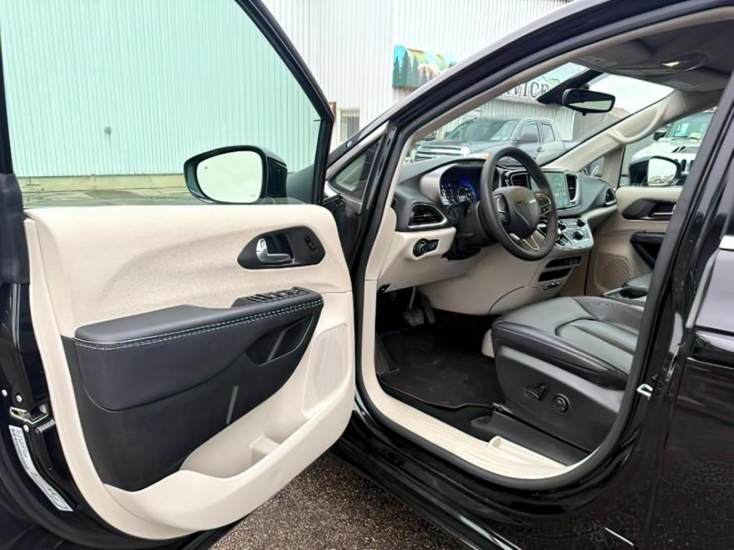 2024 BLACK /Black/Alloy/Black Chrysler Pacifica (2C4RC1BG9RR) with an Pentastar 36L V-6 DOHC engine, Automatic transmission, located at 1175 N Woodruff Ave, Idaho Falls, ID, 83401, 43.506901, -111.999657 - At Timberline Auto, finding a great deal on your next vehicle is always easy! Our experienced sales staff's goal is to help find you the right vehicle at the right price! Our knowledgeable finance department has options for almost any credit score. We offer extended service contract options to prote - Photo#14