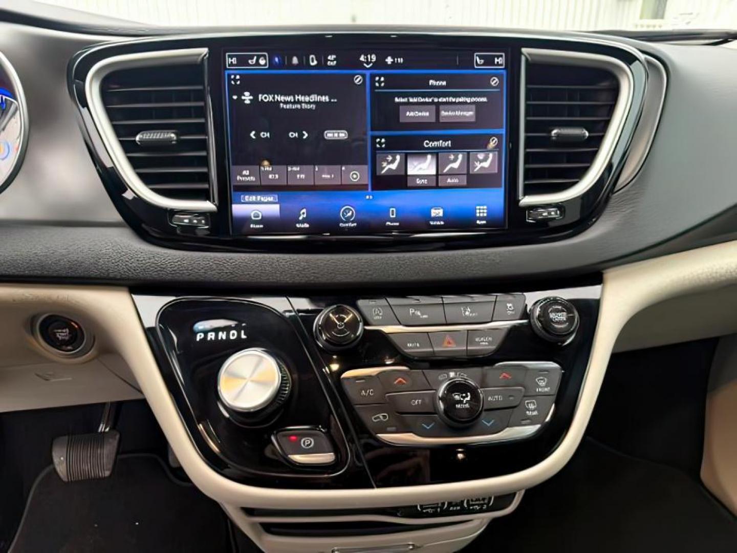 2024 BLACK /Black/Alloy/Black Chrysler Pacifica (2C4RC1BG9RR) with an Pentastar 36L V-6 DOHC engine, Automatic transmission, located at 1175 N Woodruff Ave, Idaho Falls, ID, 83401, 43.506901, -111.999657 - At Timberline Auto, finding a great deal on your next vehicle is always easy! Our experienced sales staff's goal is to help find you the right vehicle at the right price! Our knowledgeable finance department has options for almost any credit score. We offer extended service contract options to prote - Photo#18