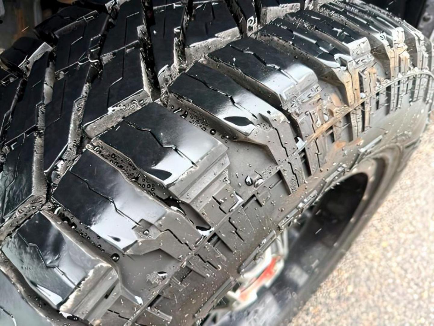 2019 GRAY /Black Jeep Wrangler Unlimited (1C4HJXEG4KW) with an Pentastar 36L V-6 DOHC engine, Automatic transmission, located at 1175 N Woodruff Ave, Idaho Falls, ID, 83401, 43.506901, -111.999657 - At Timberline Auto, finding a great deal on your next vehicle is always easy! Our experienced sales staff's goal is to help find you the right vehicle at the right price! Our knowledgeable finance department has options for almost any credit score. We offer extended service contract options to prote - Photo#10