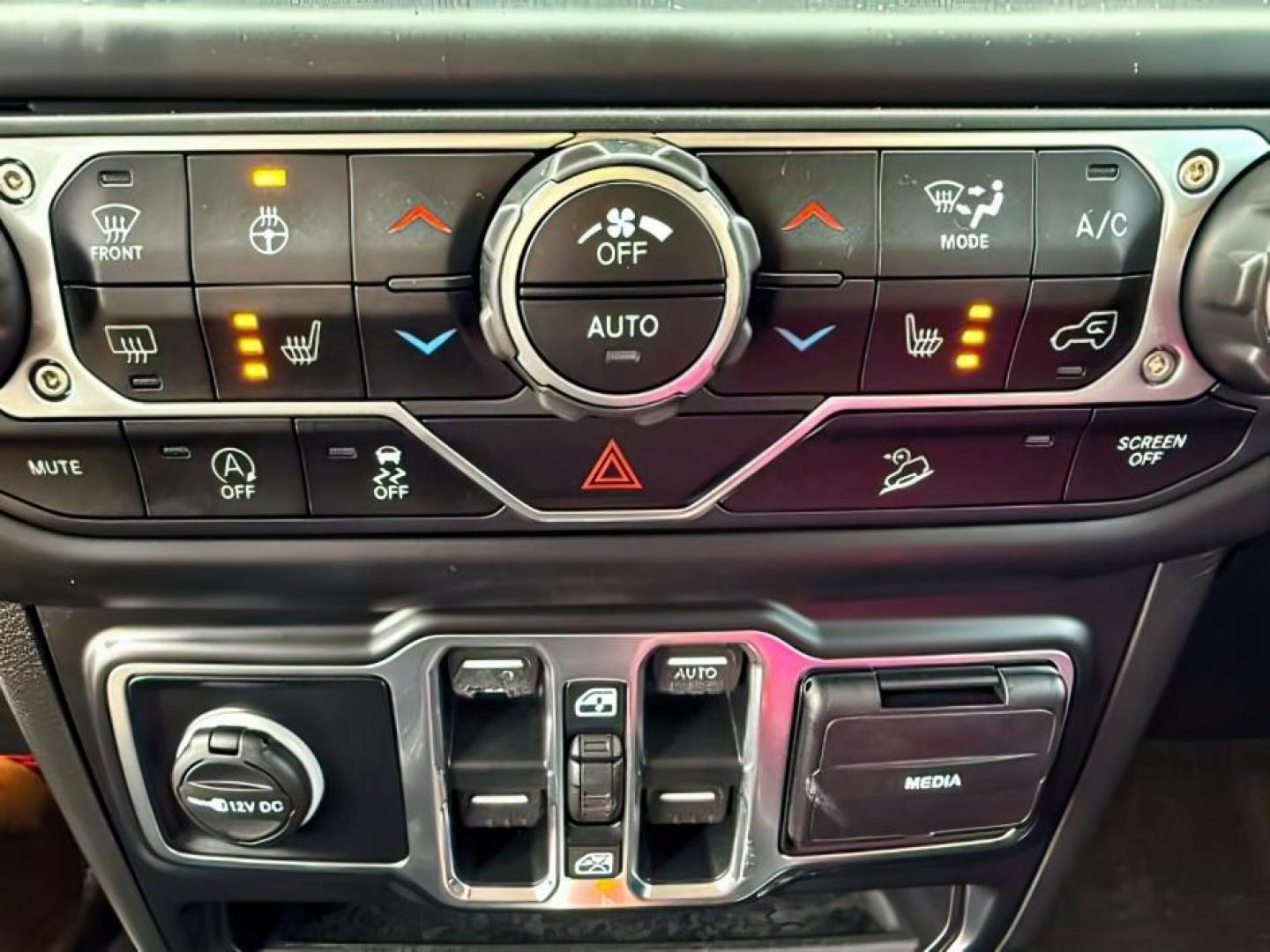 2019 GRAY /Black Jeep Wrangler Unlimited (1C4HJXEG4KW) with an Pentastar 36L V-6 DOHC engine, Automatic transmission, located at 1175 N Woodruff Ave, Idaho Falls, ID, 83401, 43.506901, -111.999657 - At Timberline Auto, finding a great deal on your next vehicle is always easy! Our experienced sales staff's goal is to help find you the right vehicle at the right price! Our knowledgeable finance department has options for almost any credit score. We offer extended service contract options to prote - Photo#18