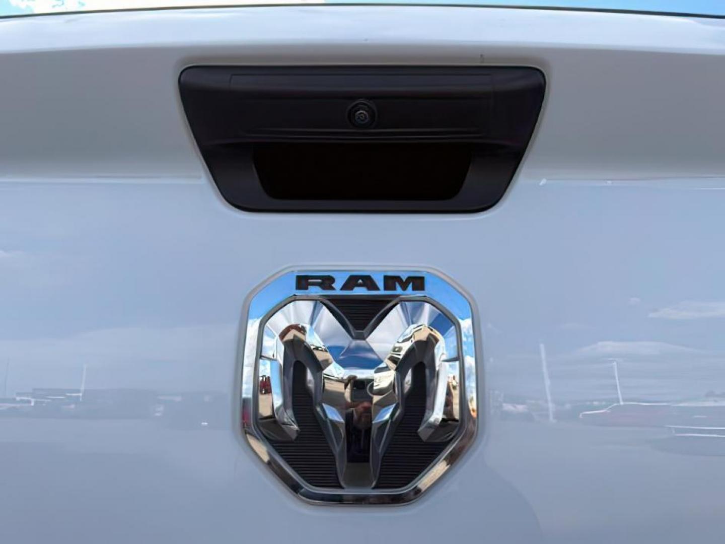 2021 WHITE /Diesel Gray/Black Ram 2500 (3C6UR5CJ0MG) with an HEMI 64L V-8 VVT variable valve control engine, Automatic transmission, located at 1175 N Woodruff Ave, Idaho Falls, ID, 83401, 43.506901, -111.999657 - At Timberline Auto, finding a great deal on your next vehicle is always easy! Our experienced sales staff's goal is to help find you the right vehicle at the right price! Our knowledgeable finance department has options for almost any credit score. We offer extended service contract options to prote - Photo#4