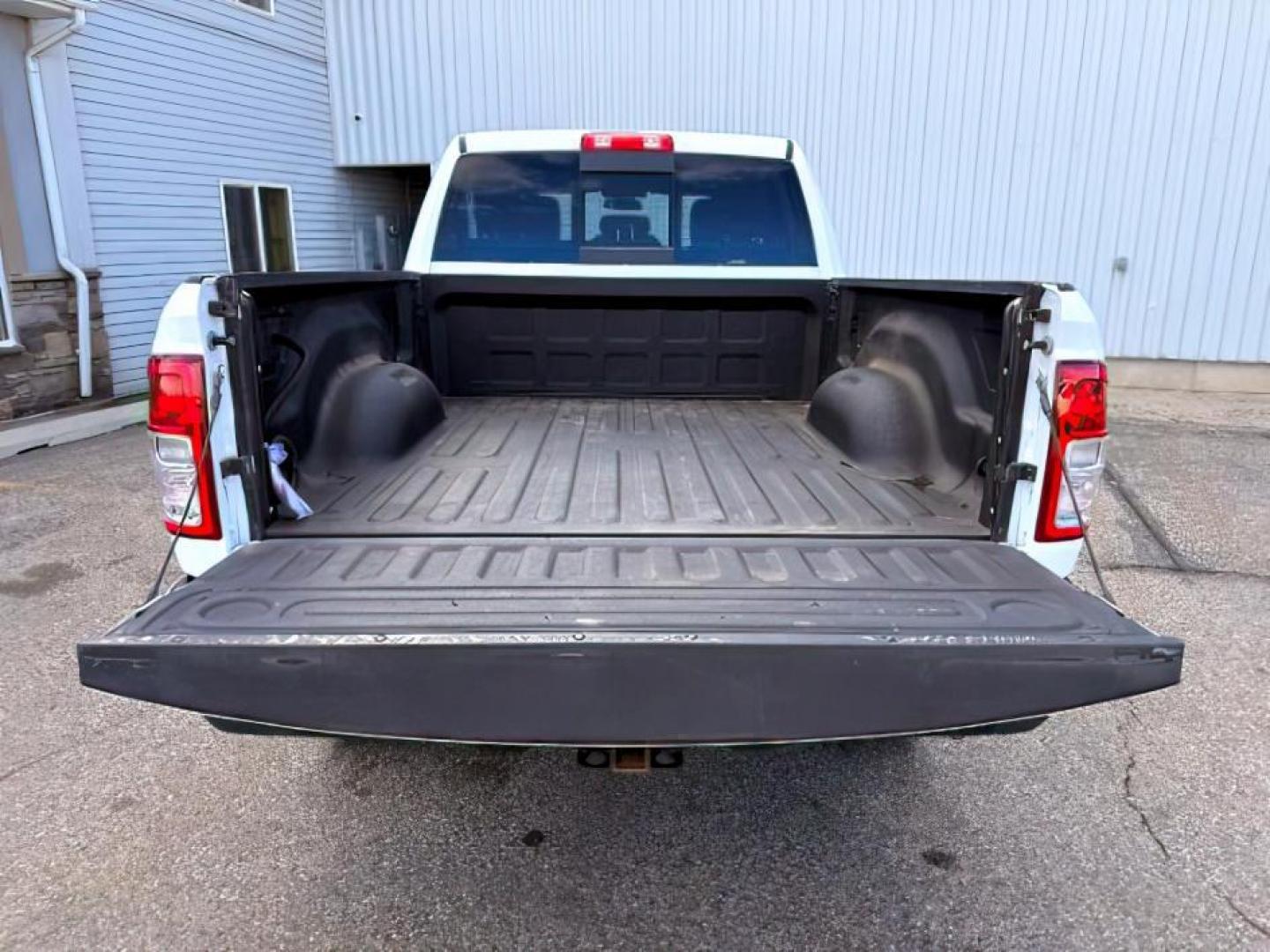 2021 WHITE /Diesel Gray/Black Ram 2500 (3C6UR5CJ0MG) with an HEMI 64L V-8 VVT variable valve control engine, Automatic transmission, located at 1175 N Woodruff Ave, Idaho Falls, ID, 83401, 43.506901, -111.999657 - At Timberline Auto, finding a great deal on your next vehicle is always easy! Our experienced sales staff's goal is to help find you the right vehicle at the right price! Our knowledgeable finance department has options for almost any credit score. We offer extended service contract options to prote - Photo#5