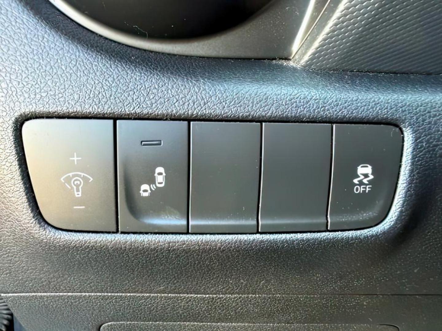 2018 GRAY /Black Hyundai Kona (KM8K2CAA7JU) with an Nu 2L I-4 DOHC engine, Automatic transmission, located at 1175 N Woodruff Ave, Idaho Falls, ID, 83401, 43.506901, -111.999657 - At Timberline Auto, finding a great deal on your next vehicle is always easy! Our experienced sales staff's goal is to help find you the right vehicle at the right price! Our knowledgeable finance department has options for almost any credit score. We offer extended service contract options to prote - Photo#22