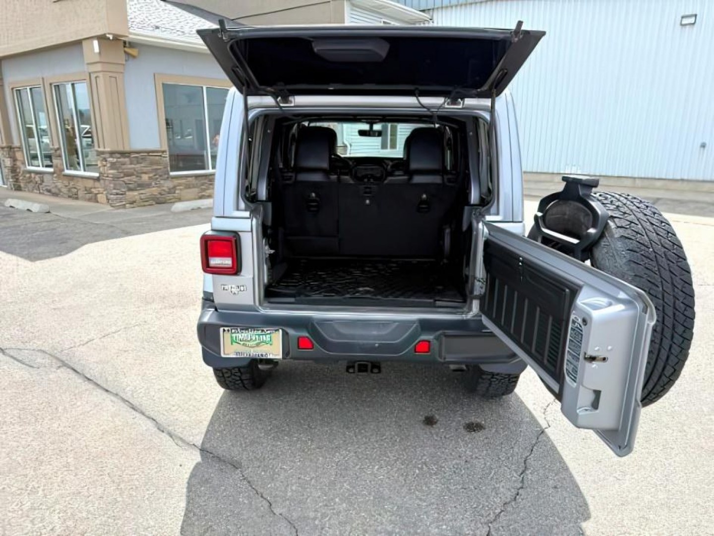 2018 SILVER /Black/Black Jeep Wrangler Unlimited Sahara (1C4HJXEN7JW) with an 2L I-4 gasoline direct injection engine, AUTOMATIC transmission, located at 1235 N Woodruff Ave., Idaho Falls, 83401, (208) 523-1053, 43.507172, -112.000488 - At Timberline Auto, finding a great deal on your next vehicle is always easy! Our experienced sales staff's goal is to help find you the right vehicle at the right price! Our knowledgeable finance department has options for almost any credit score. We offer extended service contract options to prote - Photo#5