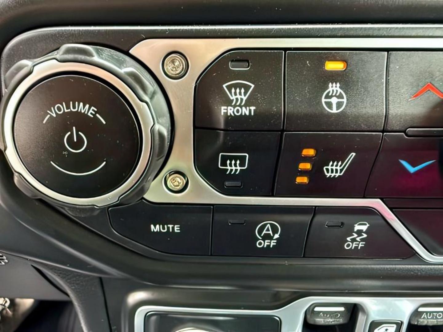 2018 SILVER /Black/Black Jeep Wrangler Unlimited Sahara (1C4HJXEN7JW) with an 2L I-4 gasoline direct injection engine, AUTOMATIC transmission, located at 1235 N Woodruff Ave., Idaho Falls, 83401, (208) 523-1053, 43.507172, -112.000488 - At Timberline Auto, finding a great deal on your next vehicle is always easy! Our experienced sales staff's goal is to help find you the right vehicle at the right price! Our knowledgeable finance department has options for almost any credit score. We offer extended service contract options to prote - Photo#19