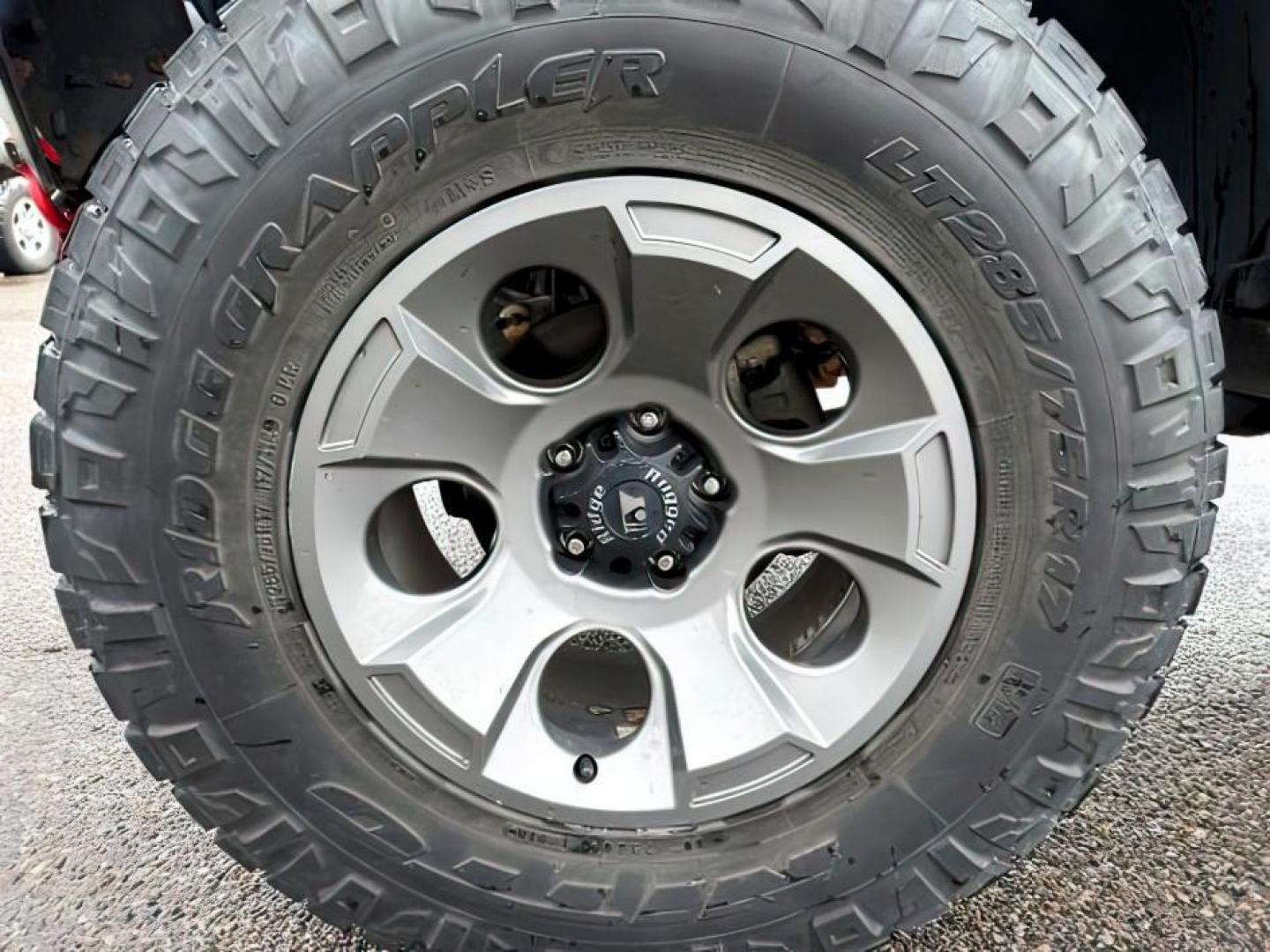 2017 GRAY /Black Jeep Wrangler Unlimited Sahara 4x4 (1C4BJWEG0HL) with an Pentastar 3.6L V-6 DOHC engine, AUTOMATIC transmission - At Timberline Auto, finding a great deal on your next vehicle is always easy! Our experienced sales staff's goal is to help find you the right vehicle at the right price! Our knowledgeable finance department has options for almost any credit score. We offer extended service contract options to prote - Photo#10