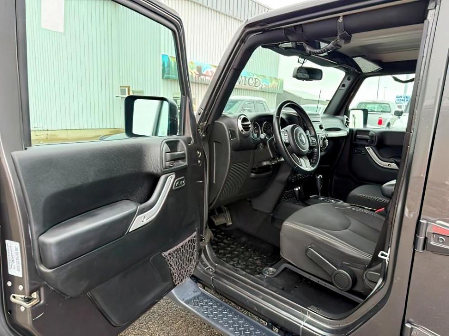 2017 GRAY /Black Jeep Wrangler Unlimited Sahara 4x4 (1C4BJWEG0HL) with an Pentastar 3.6L V-6 DOHC engine, AUTOMATIC transmission - At Timberline Auto, finding a great deal on your next vehicle is always easy! Our experienced sales staff's goal is to help find you the right vehicle at the right price! Our knowledgeable finance department has options for almost any credit score. We offer extended service contract options to prote - Photo#11