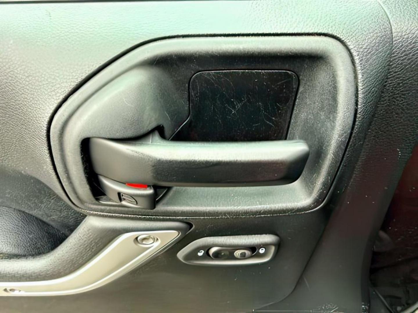 2017 GRAY /Black Jeep Wrangler Unlimited Sahara 4x4 (1C4BJWEG0HL) with an Pentastar 3.6L V-6 DOHC engine, AUTOMATIC transmission - At Timberline Auto, finding a great deal on your next vehicle is always easy! Our experienced sales staff's goal is to help find you the right vehicle at the right price! Our knowledgeable finance department has options for almost any credit score. We offer extended service contract options to prote - Photo#18