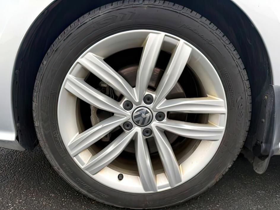 2018 SILVER /Titan Black Volkswagen Passat 2.0T SE (1VWBA7A35JC) with an 2L I-4 gasoline direct injection engine, AUTOMATIC transmission, located at 1235 N Woodruff Ave., Idaho Falls, 83401, (208) 523-1053, 43.507172, -112.000488 - 2018 Volkswagen Passat is a midsize sedan built for smooth, efficient daily driving. Powered by a 1.8L turbocharged I4 engine (VIN verified), it delivers balanced performance for commuting and highway travel. Front-wheel drive provides stable handling in everyday conditions. Inside, it features a to- Photo#9