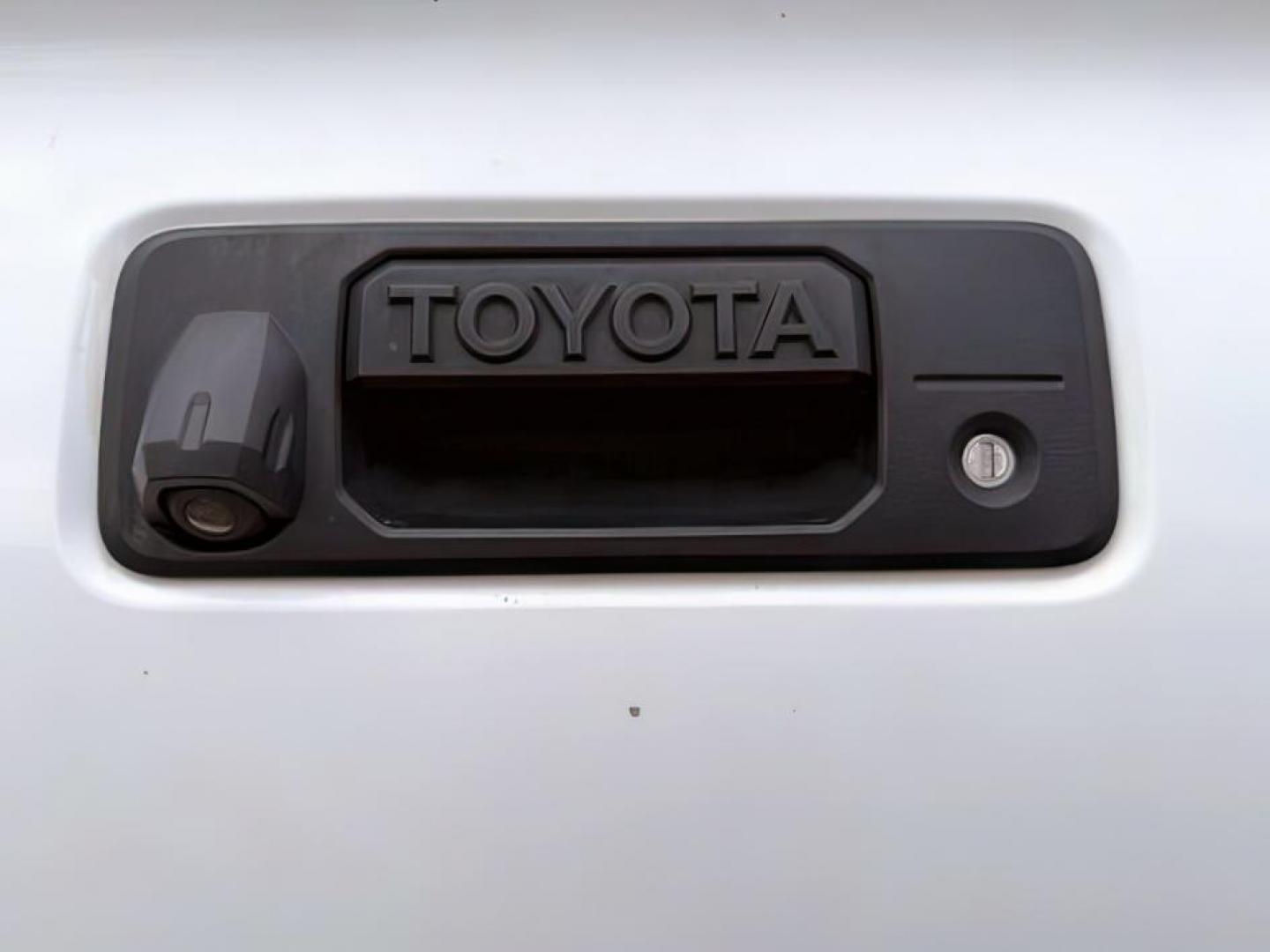 2016 Super White /Black/Red Toyota Tacoma (3TMDZ5BN8GM) with an 35L V-6 portdirect injection engine, Automatic transmission, located at 1175 N Woodruff Ave, Idaho Falls, ID, 83401, 43.506901, -111.999657 - At Timberline Auto, finding a great deal on your next vehicle is always easy! Our experienced sales staff's goal is to help find you the right vehicle at the right price! Our knowledgeable finance department has options for almost any credit score. We offer extended service contract options to prote - Photo#4
