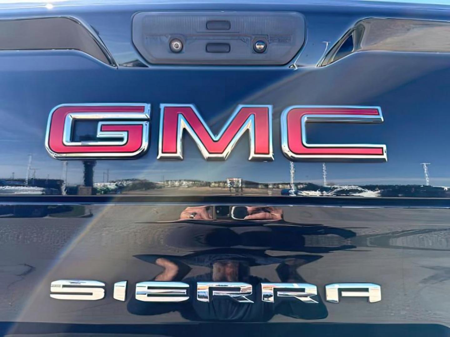 2020 Onyx Black /Jet Black GMC Sierra 1500 (1GTU9DEL6LZ) with an EcoTec3 62L V-8 gasoline direct injection engine, Automatic transmission, located at 1175 N Woodruff Ave, Idaho Falls, ID, 83401, 43.506901, -111.999657 - At Timberline Auto, finding a great deal on your next vehicle is always easy! Our experienced sales staff's goal is to help find you the right vehicle at the right price! Our knowledgeable finance department has options for almost any credit score. We offer extended service contract options to prote - Photo#4