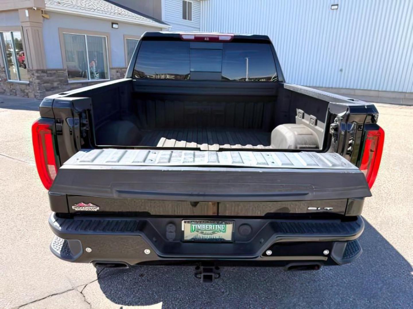 2020 Onyx Black /Jet Black GMC Sierra 1500 (1GTU9DEL6LZ) with an EcoTec3 62L V-8 gasoline direct injection engine, Automatic transmission, located at 1175 N Woodruff Ave, Idaho Falls, ID, 83401, 43.506901, -111.999657 - At Timberline Auto, finding a great deal on your next vehicle is always easy! Our experienced sales staff's goal is to help find you the right vehicle at the right price! Our knowledgeable finance department has options for almost any credit score. We offer extended service contract options to prote - Photo#5