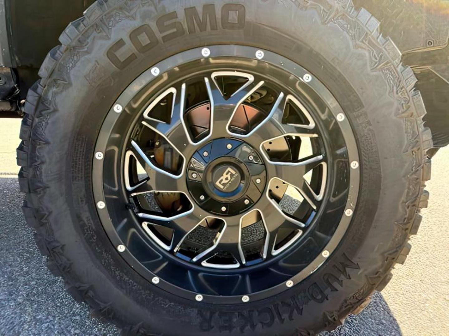 2020 Onyx Black /Jet Black GMC Sierra 1500 (1GTU9DEL6LZ) with an EcoTec3 62L V-8 gasoline direct injection engine, Automatic transmission, located at 1175 N Woodruff Ave, Idaho Falls, ID, 83401, 43.506901, -111.999657 - At Timberline Auto, finding a great deal on your next vehicle is always easy! Our experienced sales staff's goal is to help find you the right vehicle at the right price! Our knowledgeable finance department has options for almost any credit score. We offer extended service contract options to prote - Photo#12