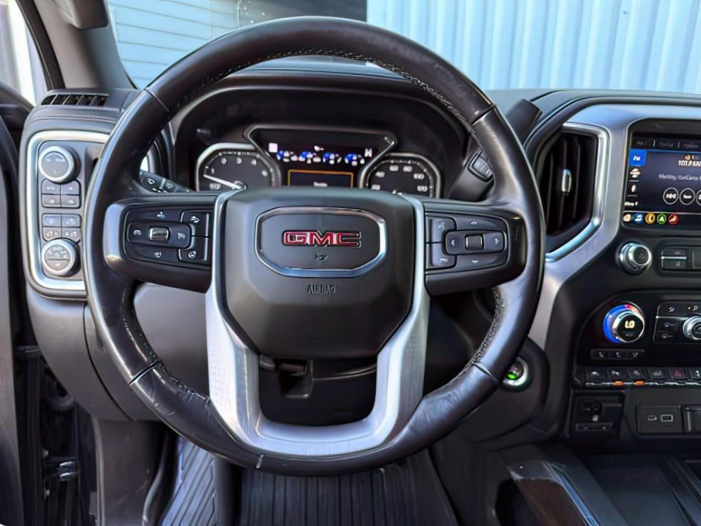 2020 Onyx Black /Jet Black GMC Sierra 1500 (1GTU9DEL6LZ) with an EcoTec3 62L V-8 gasoline direct injection engine, Automatic transmission, located at 1175 N Woodruff Ave, Idaho Falls, ID, 83401, 43.506901, -111.999657 - At Timberline Auto, finding a great deal on your next vehicle is always easy! Our experienced sales staff's goal is to help find you the right vehicle at the right price! Our knowledgeable finance department has options for almost any credit score. We offer extended service contract options to prote - Photo#16