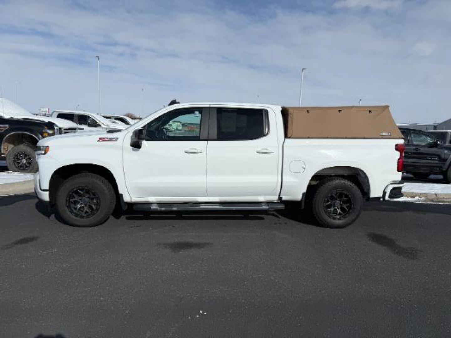 2019 WHITE /Jet Black Chevrolet Silverado 1500 (3GCUYEED7KG) with an EcoTec3 53L V-8 gasoline direct injection engine, Automatic transmission, located at 1175 N Woodruff Ave, Idaho Falls, ID, 83401, 43.506901, -111.999657 - At Timberline Auto, finding a great deal on your next vehicle is always easy! Our experienced sales staff's goal is to help find you the right vehicle at the right price! Our knowledgeable finance department has options for almost any credit score. We offer extended service contract options to prote - Photo#1