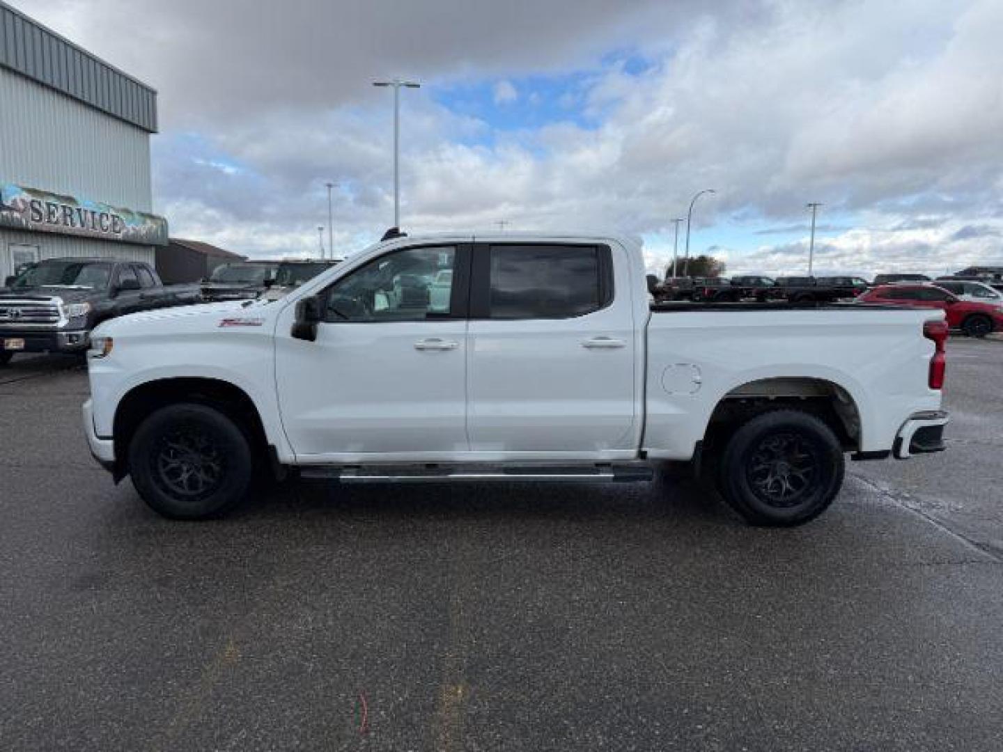 2019 WHITE /Jet Black Chevrolet Silverado 1500 (3GCUYEED7KG) with an EcoTec3 53L V-8 gasoline direct injection engine, Automatic transmission, located at 1175 N Woodruff Ave, Idaho Falls, ID, 83401, 43.506901, -111.999657 - At Timberline Auto, finding a great deal on your next vehicle is always easy! Our experienced sales staff's goal is to help find you the right vehicle at the right price! Our knowledgeable finance department has options for almost any credit score. We offer extended service contract options to prote - Photo#27