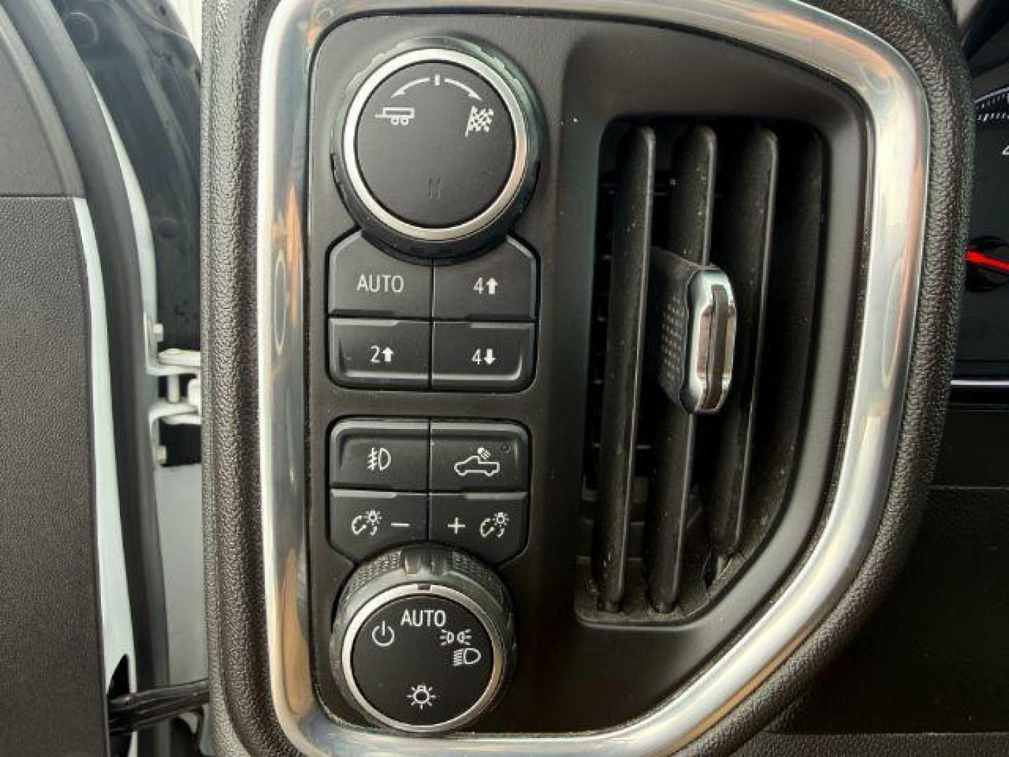 2019 WHITE /Jet Black Chevrolet Silverado 1500 (3GCUYEED7KG) with an EcoTec3 53L V-8 gasoline direct injection engine, Automatic transmission, located at 1175 N Woodruff Ave, Idaho Falls, ID, 83401, 43.506901, -111.999657 - At Timberline Auto, finding a great deal on your next vehicle is always easy! Our experienced sales staff's goal is to help find you the right vehicle at the right price! Our knowledgeable finance department has options for almost any credit score. We offer extended service contract options to prote - Photo#45