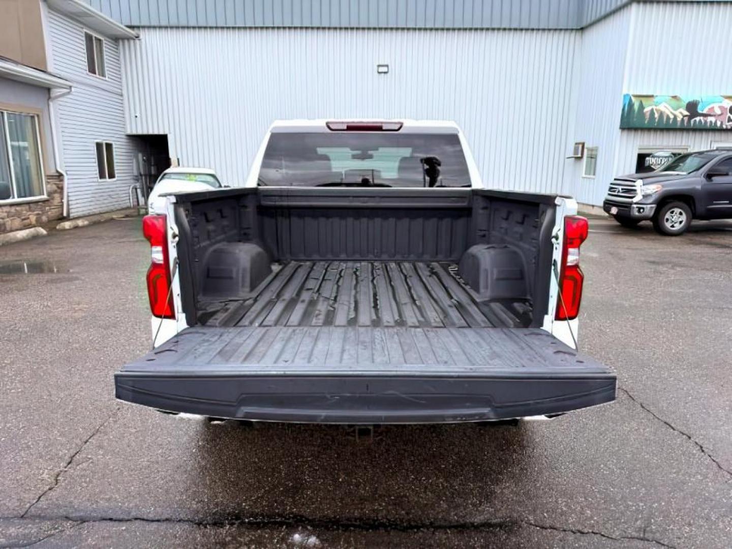 2019 WHITE /Jet Black Chevrolet Silverado 1500 (3GCUYEED7KG) with an EcoTec3 53L V-8 gasoline direct injection engine, Automatic transmission, located at 1175 N Woodruff Ave, Idaho Falls, ID, 83401, 43.506901, -111.999657 - At Timberline Auto, finding a great deal on your next vehicle is always easy! Our experienced sales staff's goal is to help find you the right vehicle at the right price! Our knowledgeable finance department has options for almost any credit score. We offer extended service contract options to prote - Photo#5