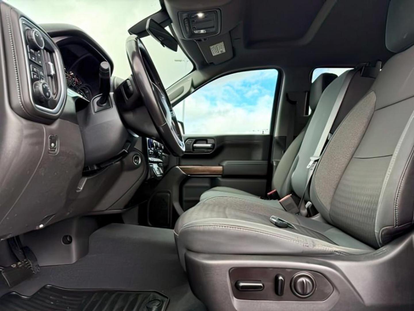 2019 WHITE /Jet Black Chevrolet Silverado 1500 (3GCUYEED7KG) with an EcoTec3 53L V-8 gasoline direct injection engine, Automatic transmission, located at 1175 N Woodruff Ave, Idaho Falls, ID, 83401, 43.506901, -111.999657 - At Timberline Auto, finding a great deal on your next vehicle is always easy! Our experienced sales staff's goal is to help find you the right vehicle at the right price! Our knowledgeable finance department has options for almost any credit score. We offer extended service contract options to prote - Photo#12