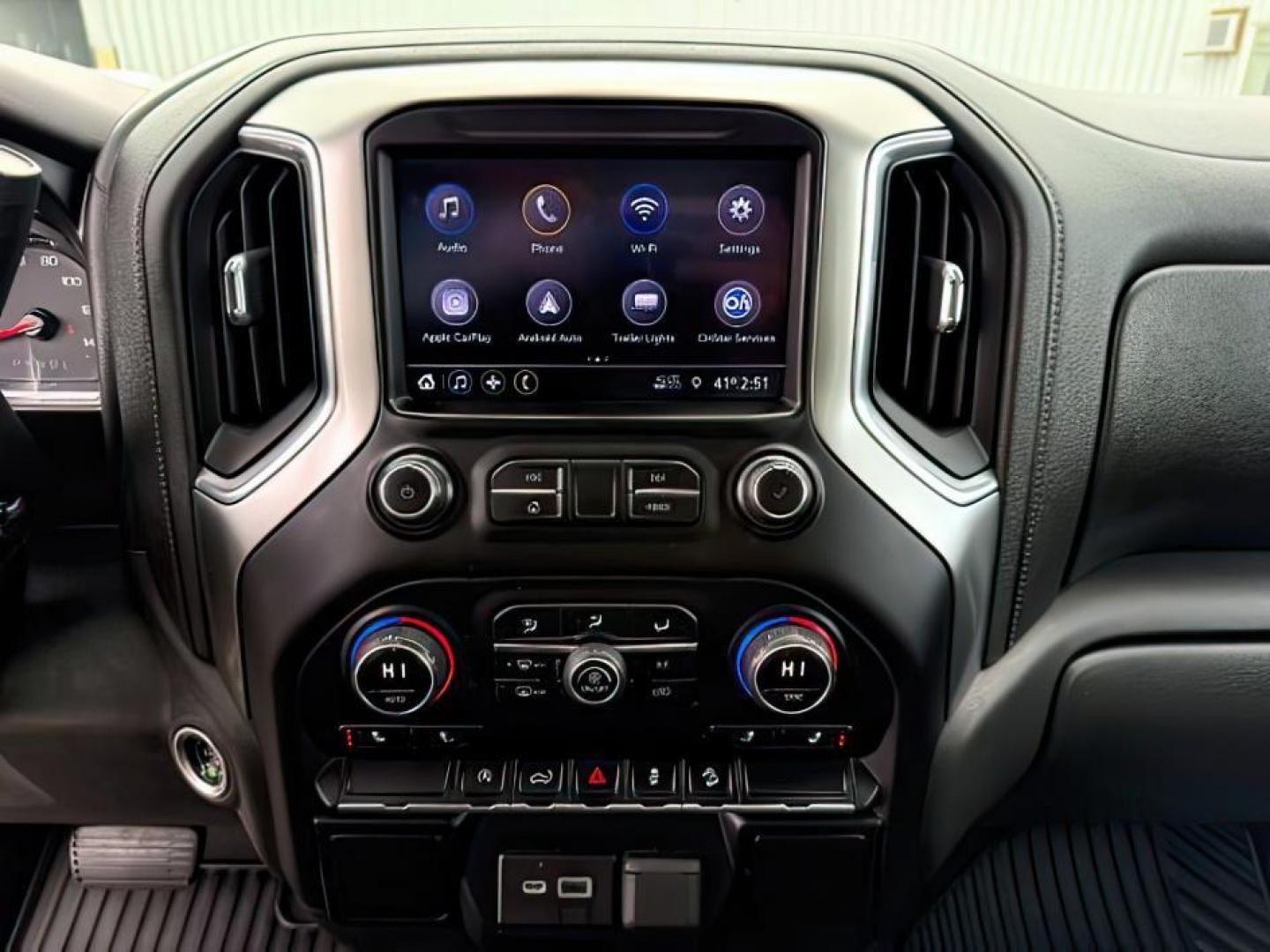 2019 WHITE /Jet Black Chevrolet Silverado 1500 (3GCUYEED7KG) with an EcoTec3 53L V-8 gasoline direct injection engine, Automatic transmission, located at 1175 N Woodruff Ave, Idaho Falls, ID, 83401, 43.506901, -111.999657 - At Timberline Auto, finding a great deal on your next vehicle is always easy! Our experienced sales staff's goal is to help find you the right vehicle at the right price! Our knowledgeable finance department has options for almost any credit score. We offer extended service contract options to prote - Photo#15