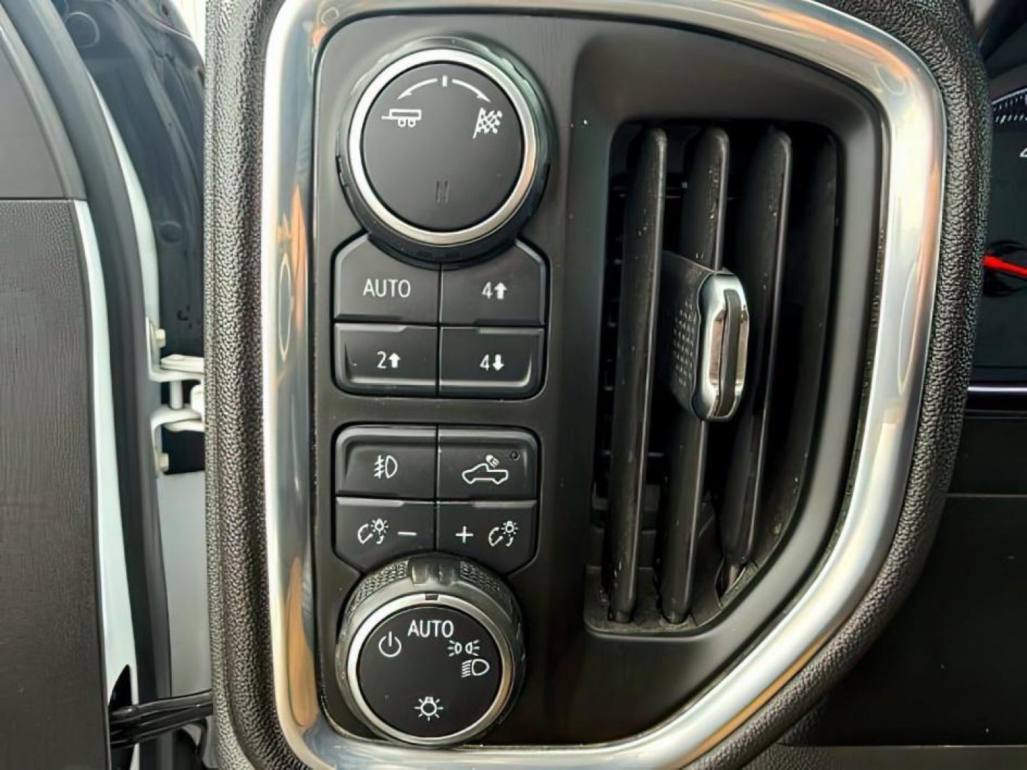 2019 WHITE /Jet Black Chevrolet Silverado 1500 (3GCUYEED7KG) with an EcoTec3 53L V-8 gasoline direct injection engine, Automatic transmission, located at 1175 N Woodruff Ave, Idaho Falls, ID, 83401, 43.506901, -111.999657 - At Timberline Auto, finding a great deal on your next vehicle is always easy! Our experienced sales staff's goal is to help find you the right vehicle at the right price! Our knowledgeable finance department has options for almost any credit score. We offer extended service contract options to prote - Photo#19