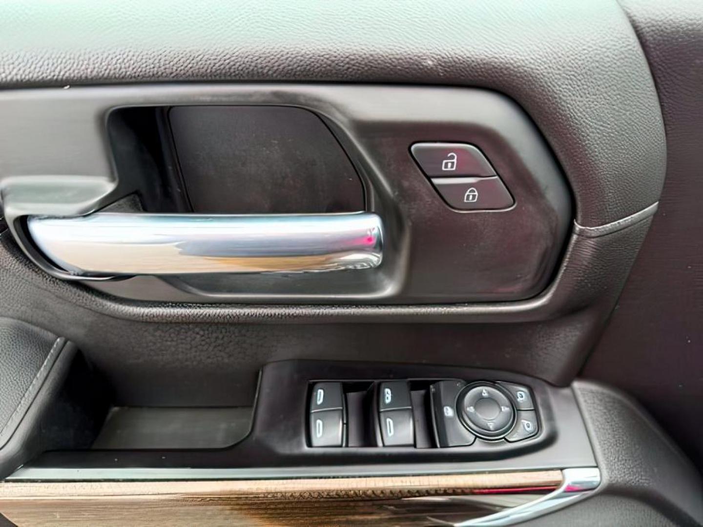 2019 WHITE /Jet Black Chevrolet Silverado 1500 (3GCUYEED7KG) with an EcoTec3 53L V-8 gasoline direct injection engine, Automatic transmission, located at 1175 N Woodruff Ave, Idaho Falls, ID, 83401, 43.506901, -111.999657 - At Timberline Auto, finding a great deal on your next vehicle is always easy! Our experienced sales staff's goal is to help find you the right vehicle at the right price! Our knowledgeable finance department has options for almost any credit score. We offer extended service contract options to prote - Photo#21