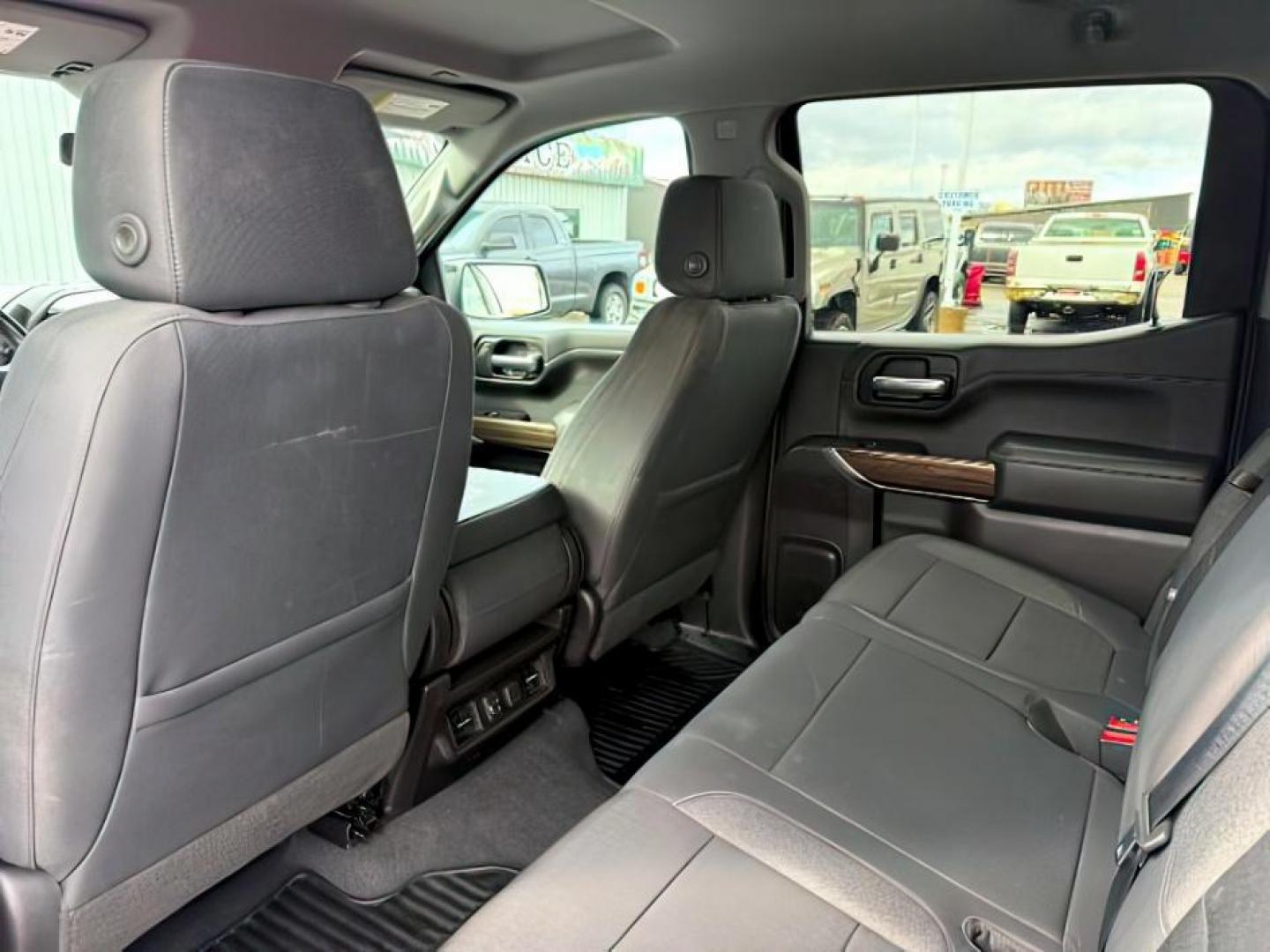 2019 WHITE /Jet Black Chevrolet Silverado 1500 (3GCUYEED7KG) with an EcoTec3 53L V-8 gasoline direct injection engine, Automatic transmission, located at 1175 N Woodruff Ave, Idaho Falls, ID, 83401, 43.506901, -111.999657 - At Timberline Auto, finding a great deal on your next vehicle is always easy! Our experienced sales staff's goal is to help find you the right vehicle at the right price! Our knowledgeable finance department has options for almost any credit score. We offer extended service contract options to prote - Photo#24