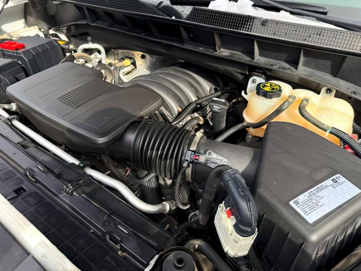 2019 WHITE /Jet Black Chevrolet Silverado 1500 (3GCUYEED7KG) with an EcoTec3 53L V-8 gasoline direct injection engine, Automatic transmission, located at 1175 N Woodruff Ave, Idaho Falls, ID, 83401, 43.506901, -111.999657 - At Timberline Auto, finding a great deal on your next vehicle is always easy! Our experienced sales staff's goal is to help find you the right vehicle at the right price! Our knowledgeable finance department has options for almost any credit score. We offer extended service contract options to prote - Photo#25