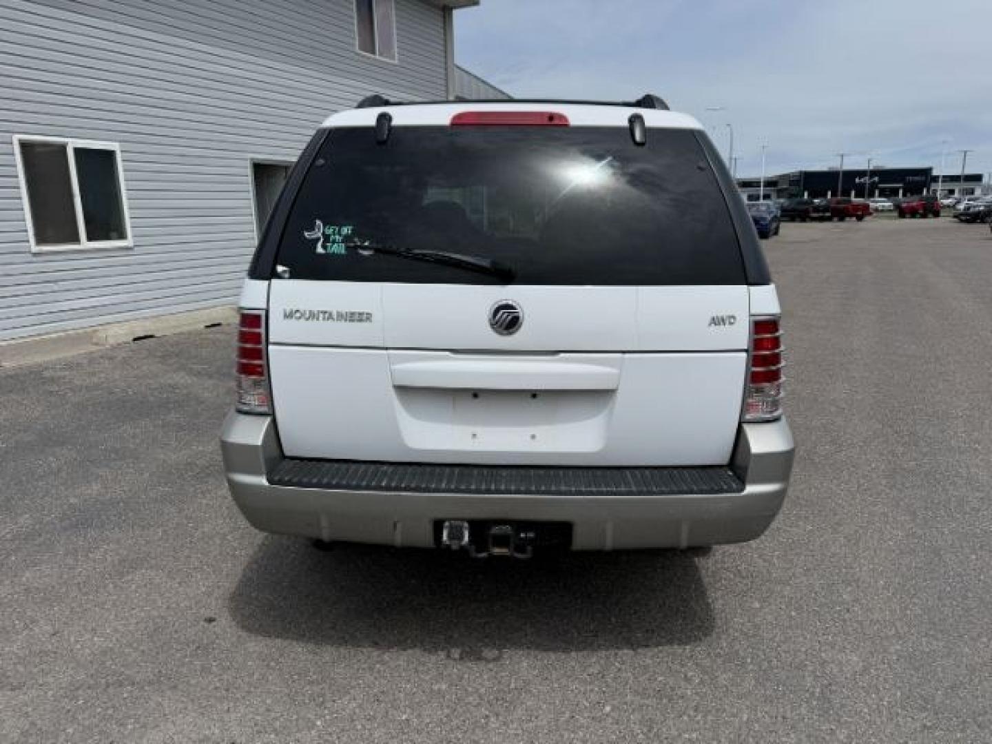 2002 WHITE /CLOTH Mercury Mountaineer (4M2ZU86E52Z) with an 40L V6 engine, Automatic transmission, located at 1175 N Woodruff Ave, Idaho Falls, ID, 83401, 43.506901, -111.999657 - 2002 Mercury Mountaineer AWD combines traditional SUV capability with upscale comfort. Powered by a 4.0L V6 and automatic transmission, it offers all-wheel drive confidence, leather seating, automatic climate control, power front seats, and a premium audio system. Spacious seating and flexible cargo- Photo#12