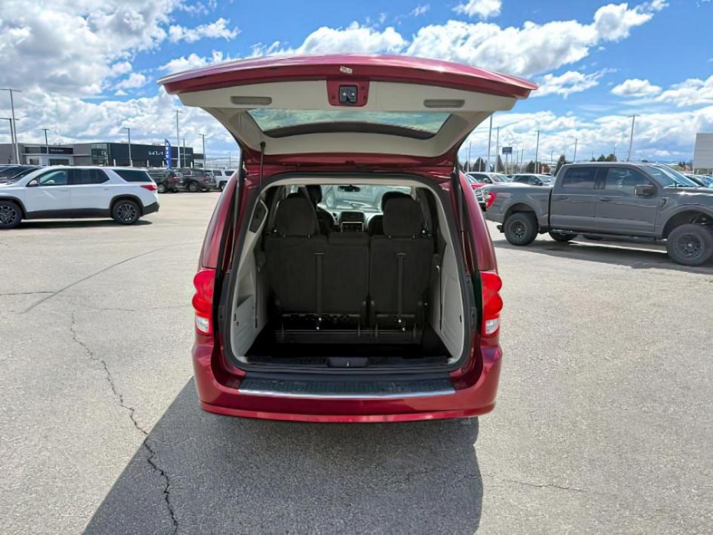2015 MAROON /Black Dodge Grand Caravan (2C4RDGCG0FR) with an 36L V-6 DOHC engine, Automatic transmission, located at 1175 N Woodruff Ave, Idaho Falls, ID, 83401, 43.506901, -111.999657 - At Timberline Auto, finding a great deal on your next vehicle is always easy! Our experienced sales staff's goal is to help find you the right vehicle at the right price! Our knowledgeable finance department has options for almost any credit score. We offer extended service contract options to prote - Photo#5