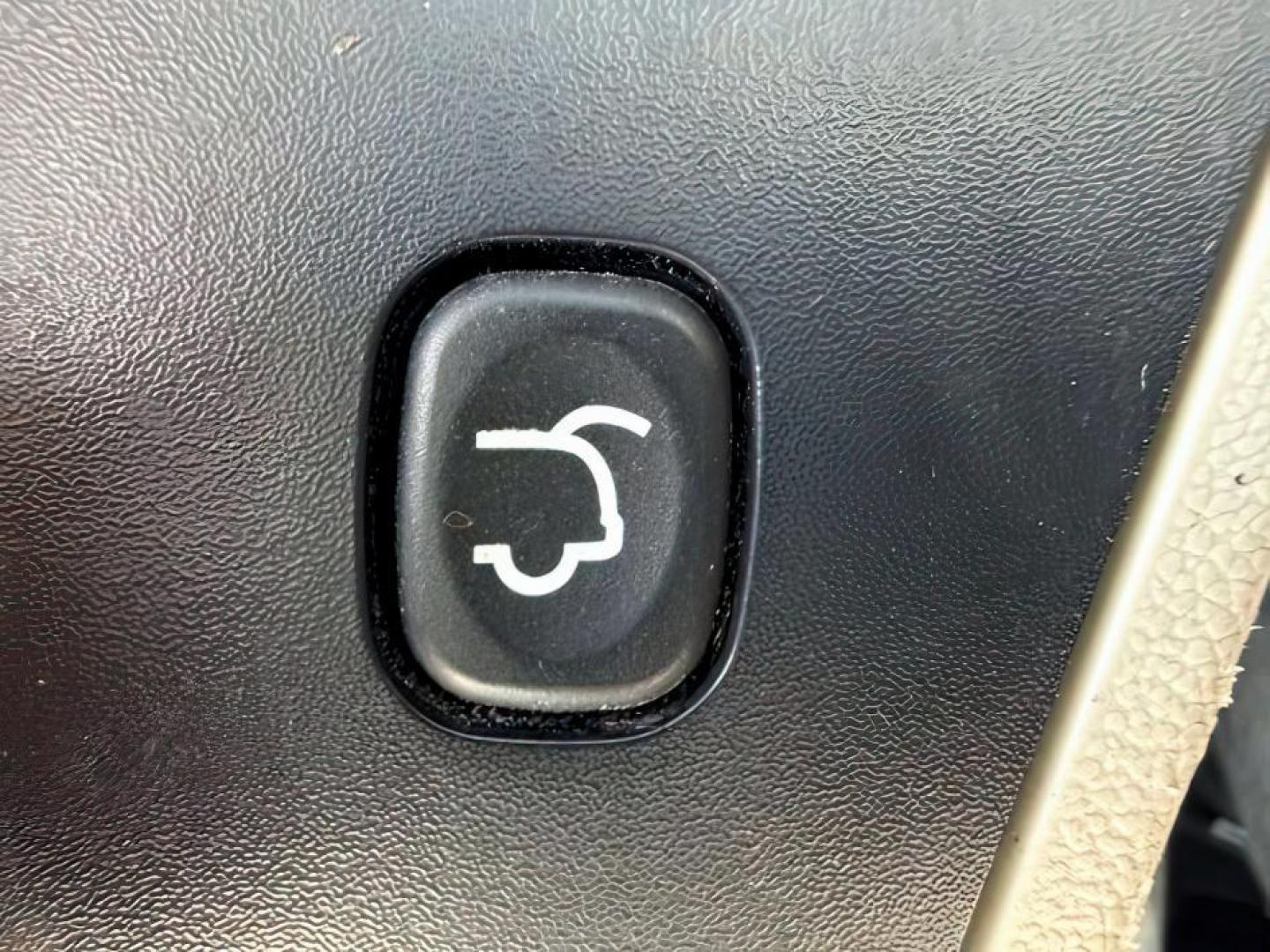 2015 MAROON /Black Dodge Grand Caravan (2C4RDGCG0FR) with an 36L V-6 DOHC engine, Automatic transmission, located at 1175 N Woodruff Ave, Idaho Falls, ID, 83401, 43.506901, -111.999657 - At Timberline Auto, finding a great deal on your next vehicle is always easy! Our experienced sales staff's goal is to help find you the right vehicle at the right price! Our knowledgeable finance department has options for almost any credit score. We offer extended service contract options to prote - Photo#6