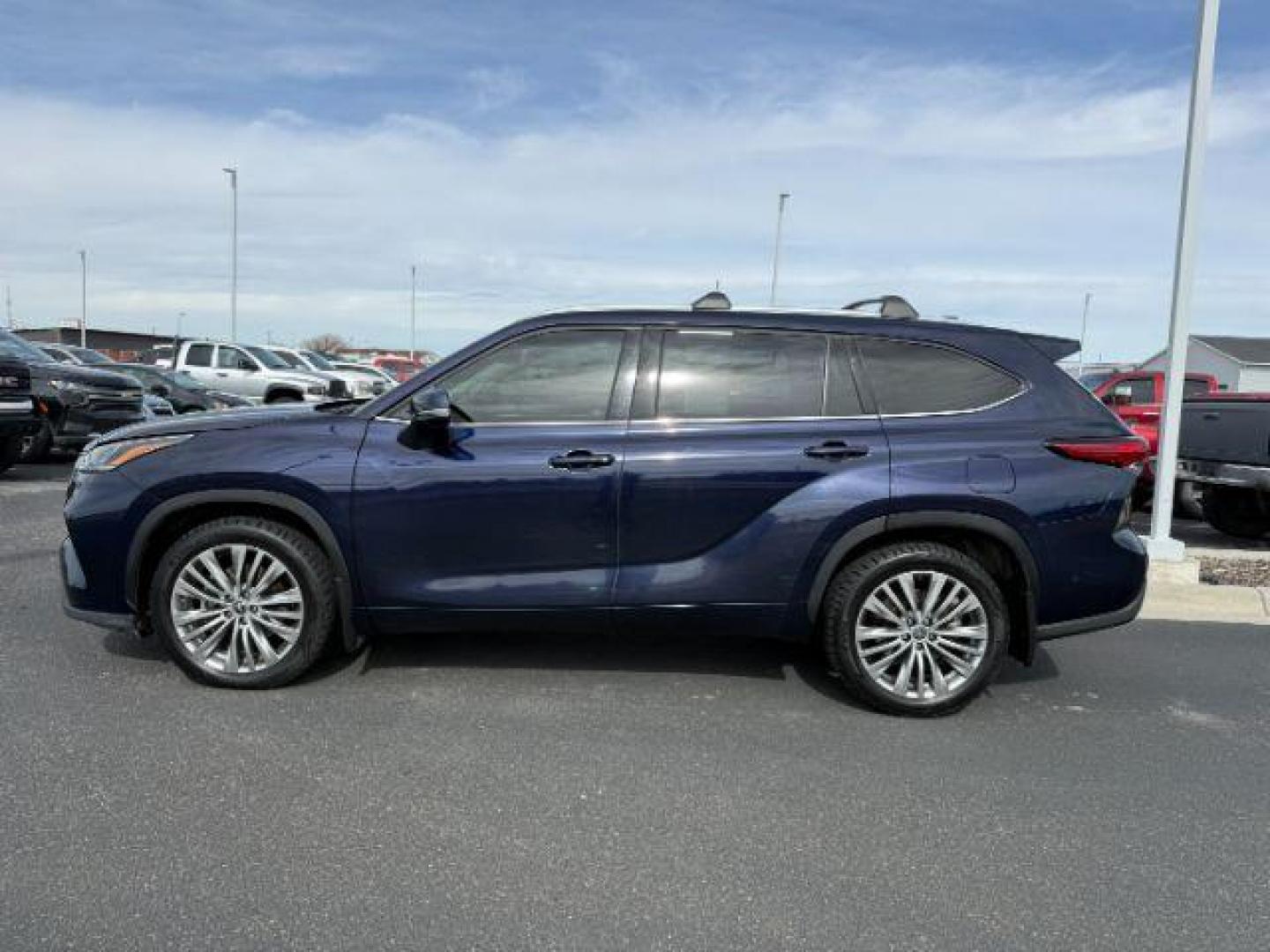 2022 BLUE /Black Toyota Highlander (5TDFZRBH2NS) with an 35L V-6 portdirect injection engine, Automatic transmission, located at 1175 N Woodruff Ave, Idaho Falls, ID, 83401, 43.506901, -111.999657 - At Timberline Auto, finding a great deal on your next vehicle is always easy! Our experienced sales staff's goal is to help find you the right vehicle at the right price! Our knowledgeable finance department has options for almost any credit score. We offer extended service contract options to prote - Photo#1