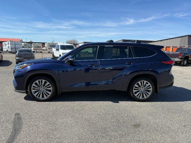 2022 BLUE /Black Toyota Highlander (5TDFZRBH2NS) with an 35L V-6 portdirect injection engine, Automatic transmission, located at 1175 N Woodruff Ave, Idaho Falls, ID, 83401, 43.506901, -111.999657 - Space, power, and everyday SUV flexibility come together in this 2022 Toyota Highlander AWD, equipped with a 3.5L V6 engine and all wheel drive capability for changing road conditions and year round driving needs. The three row SUV layout provides room for passengers while still maintaining adaptabl- Photo#31